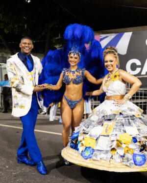 Mileide Mihaile Instagram - Chegamos ao fim do #CarnavalDaMileide2026… e que emoção viver tudo isso! ✨💛💙

Eu sonhei tanto com esse momento… quando recebi o convite para ser Rainha de Bateria da @gresutijuca, a ficha demorou a cair. Foi mais que um título, foi uma responsabilidade linda, foi honrar uma história que já é gigante e tem donos: a comunidade.

Falar da Unidos da Tijuca é falar de tradição, de identidade e de uma comunidade que constrói tudo isso com muito trabalho e amor. Eu tive o privilégio de ser recebida, de aprender, de ouvir e de representar com respeito cada passo dado na Avenida. Obrigada, comunidade Tijucana, por todo acolhimento e confiança. Eu me senti abraçada e respeitada em cada momento. 

Minha gratidão ao presidente @hortapresidente, pela confiança. Ao @mestrecasagrande40, pela liderança e firmeza à frente da bateria. À bateria @puracadenciatjk_oficial, pela energia e pela grandeza na Avenida. E a todos que fizeram parte desse momento amo cada um de vocês. Infelizmente não foi o resultado que queríamos… mas a nossa entrega foi linda, intensa e emocionante. 

E à minha equipuxa (sim, falamos equipuxa mesmo 😂), obrigada por viverem tudo comigo. Vocês tornaram esse carnaval ainda mais incrível. Obrigada a cada um pela entrega e profissionalismo. 

O nosso amor é maior que qualquer resultado. 💛💙