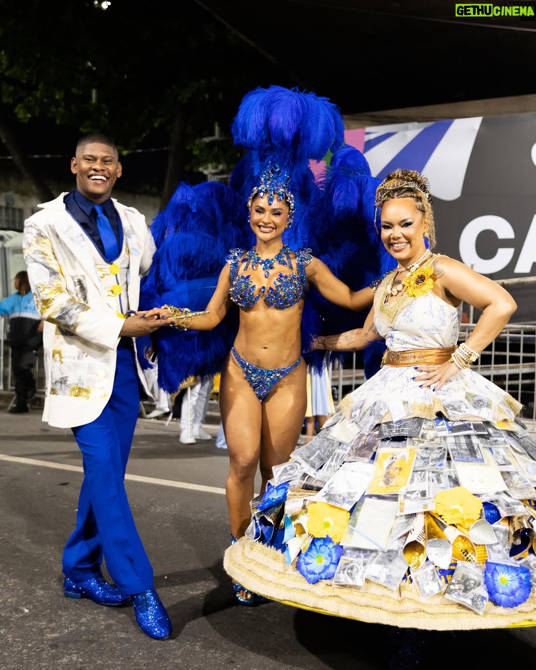 Mileide Mihaile - 110.1K Likes - Chegamos ao fim do #CarnavalDaMileide2026… e que emoção viver tudo isso! ✨💛💙

Eu sonhei tanto com esse momento… quando recebi o convite para ser Rainha de Bateria da @gresutijuca, a ficha demorou a cair. Foi mais que um título, foi uma responsabilidade linda, foi honrar uma história que já é gigante e tem donos: a comunidade.

Falar da Unidos da Tijuca é falar de tradição, de identidade e de uma comunidade que constrói tudo isso com muito trabalho e amor. Eu tive o privilégio de ser recebida, de aprender, de ouvir e de representar com respeito cada passo dado na Avenida. Obrigada, comunidade Tijucana, por todo acolhimento e confiança. Eu me senti abraçada e respeitada em cada momento. 

Minha gratidão ao presidente @hortapresidente, pela confiança. Ao @mestrecasagrande40, pela liderança e firmeza à frente da bateria. À bateria @puracadenciatjk_oficial, pela energia e pela grandeza na Avenida. E a todos que fizeram parte desse momento amo cada um de vocês. Infelizmente não foi o resultado que queríamos… mas a nossa entrega foi linda, intensa e emocionante. 

E à minha equipuxa (sim, falamos equipuxa mesmo 😂), obrigada por viverem tudo comigo. Vocês tornaram esse carnaval ainda mais incrível. Obrigada a cada um pela entrega e profissionalismo. 

O nosso amor é maior que qualquer resultado. 💛💙