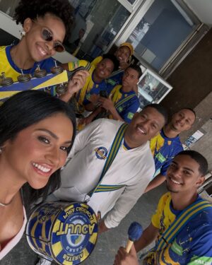 Mileide Mihaile Instagram - Chegamos ao fim do #CarnavalDaMileide2026… e que emoção viver tudo isso! ✨💛💙

Eu sonhei tanto com esse momento… quando recebi o convite para ser Rainha de Bateria da @gresutijuca, a ficha demorou a cair. Foi mais que um título, foi uma responsabilidade linda, foi honrar uma história que já é gigante e tem donos: a comunidade.

Falar da Unidos da Tijuca é falar de tradição, de identidade e de uma comunidade que constrói tudo isso com muito trabalho e amor. Eu tive o privilégio de ser recebida, de aprender, de ouvir e de representar com respeito cada passo dado na Avenida. Obrigada, comunidade Tijucana, por todo acolhimento e confiança. Eu me senti abraçada e respeitada em cada momento. 

Minha gratidão ao presidente @hortapresidente, pela confiança. Ao @mestrecasagrande40, pela liderança e firmeza à frente da bateria. À bateria @puracadenciatjk_oficial, pela energia e pela grandeza na Avenida. E a todos que fizeram parte desse momento amo cada um de vocês. Infelizmente não foi o resultado que queríamos… mas a nossa entrega foi linda, intensa e emocionante. 

E à minha equipuxa (sim, falamos equipuxa mesmo 😂), obrigada por viverem tudo comigo. Vocês tornaram esse carnaval ainda mais incrível. Obrigada a cada um pela entrega e profissionalismo. 

O nosso amor é maior que qualquer resultado. 💛💙