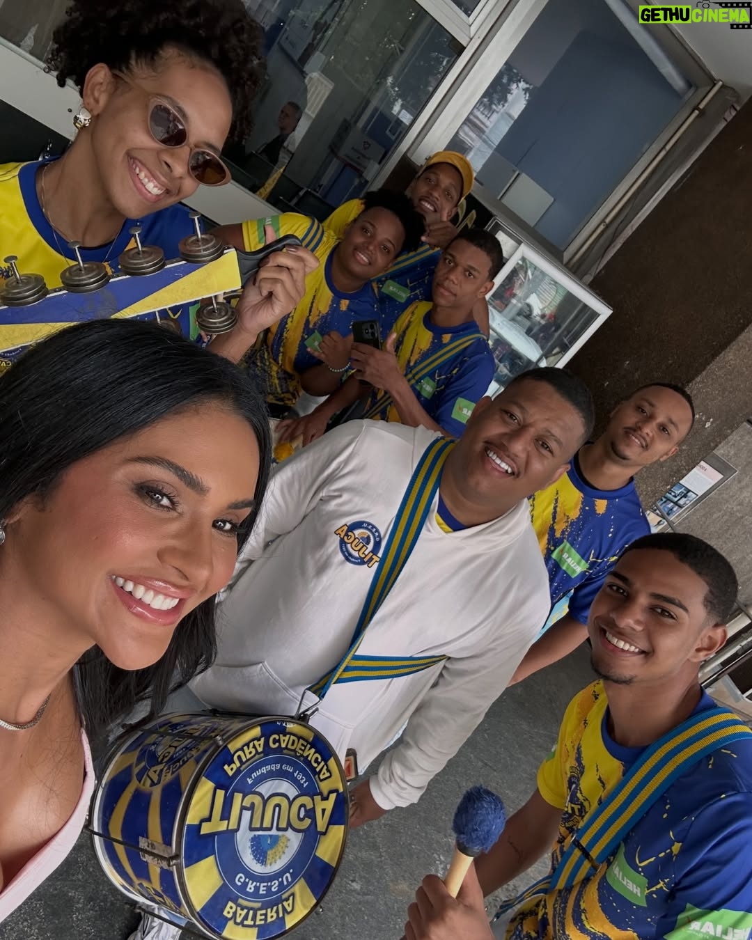 Mileide Mihaile - 110.1K Likes - Chegamos ao fim do #CarnavalDaMileide2026… e que emoção viver tudo isso! ✨💛💙

Eu sonhei tanto com esse momento… quando recebi o convite para ser Rainha de Bateria da @gresutijuca, a ficha demorou a cair. Foi mais que um título, foi uma responsabilidade linda, foi honrar uma história que já é gigante e tem donos: a comunidade.

Falar da Unidos da Tijuca é falar de tradição, de identidade e de uma comunidade que constrói tudo isso com muito trabalho e amor. Eu tive o privilégio de ser recebida, de aprender, de ouvir e de representar com respeito cada passo dado na Avenida. Obrigada, comunidade Tijucana, por todo acolhimento e confiança. Eu me senti abraçada e respeitada em cada momento. 

Minha gratidão ao presidente @hortapresidente, pela confiança. Ao @mestrecasagrande40, pela liderança e firmeza à frente da bateria. À bateria @puracadenciatjk_oficial, pela energia e pela grandeza na Avenida. E a todos que fizeram parte desse momento amo cada um de vocês. Infelizmente não foi o resultado que queríamos… mas a nossa entrega foi linda, intensa e emocionante. 

E à minha equipuxa (sim, falamos equipuxa mesmo 😂), obrigada por viverem tudo comigo. Vocês tornaram esse carnaval ainda mais incrível. Obrigada a cada um pela entrega e profissionalismo. 

O nosso amor é maior que qualquer resultado. 💛💙