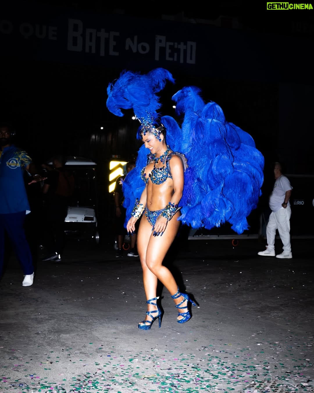 Mileide Mihaile - 110.1K Likes - Chegamos ao fim do #CarnavalDaMileide2026… e que emoção viver tudo isso! ✨💛💙

Eu sonhei tanto com esse momento… quando recebi o convite para ser Rainha de Bateria da @gresutijuca, a ficha demorou a cair. Foi mais que um título, foi uma responsabilidade linda, foi honrar uma história que já é gigante e tem donos: a comunidade.

Falar da Unidos da Tijuca é falar de tradição, de identidade e de uma comunidade que constrói tudo isso com muito trabalho e amor. Eu tive o privilégio de ser recebida, de aprender, de ouvir e de representar com respeito cada passo dado na Avenida. Obrigada, comunidade Tijucana, por todo acolhimento e confiança. Eu me senti abraçada e respeitada em cada momento. 

Minha gratidão ao presidente @hortapresidente, pela confiança. Ao @mestrecasagrande40, pela liderança e firmeza à frente da bateria. À bateria @puracadenciatjk_oficial, pela energia e pela grandeza na Avenida. E a todos que fizeram parte desse momento amo cada um de vocês. Infelizmente não foi o resultado que queríamos… mas a nossa entrega foi linda, intensa e emocionante. 

E à minha equipuxa (sim, falamos equipuxa mesmo 😂), obrigada por viverem tudo comigo. Vocês tornaram esse carnaval ainda mais incrível. Obrigada a cada um pela entrega e profissionalismo. 

O nosso amor é maior que qualquer resultado. 💛💙