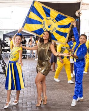 Mileide Mihaile Instagram - Chegamos ao fim do #CarnavalDaMileide2026… e que emoção viver tudo isso! ✨💛💙

Eu sonhei tanto com esse momento… quando recebi o convite para ser Rainha de Bateria da @gresutijuca, a ficha demorou a cair. Foi mais que um título, foi uma responsabilidade linda, foi honrar uma história que já é gigante e tem donos: a comunidade.

Falar da Unidos da Tijuca é falar de tradição, de identidade e de uma comunidade que constrói tudo isso com muito trabalho e amor. Eu tive o privilégio de ser recebida, de aprender, de ouvir e de representar com respeito cada passo dado na Avenida. Obrigada, comunidade Tijucana, por todo acolhimento e confiança. Eu me senti abraçada e respeitada em cada momento. 

Minha gratidão ao presidente @hortapresidente, pela confiança. Ao @mestrecasagrande40, pela liderança e firmeza à frente da bateria. À bateria @puracadenciatjk_oficial, pela energia e pela grandeza na Avenida. E a todos que fizeram parte desse momento amo cada um de vocês. Infelizmente não foi o resultado que queríamos… mas a nossa entrega foi linda, intensa e emocionante. 

E à minha equipuxa (sim, falamos equipuxa mesmo 😂), obrigada por viverem tudo comigo. Vocês tornaram esse carnaval ainda mais incrível. Obrigada a cada um pela entrega e profissionalismo. 

O nosso amor é maior que qualquer resultado. 💛💙