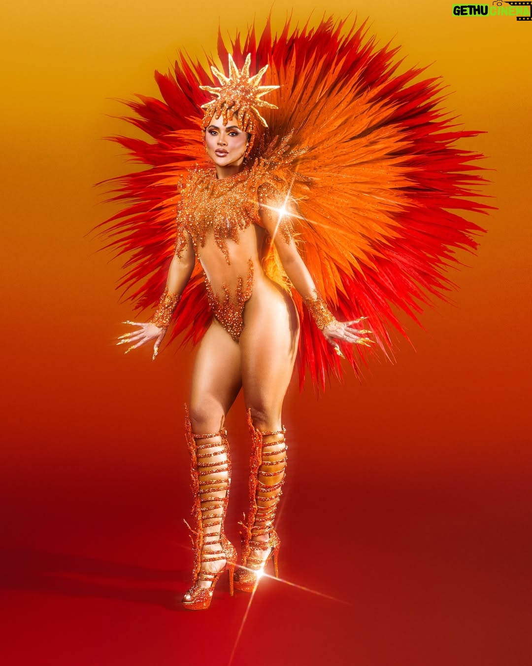 Mileide Mihaile - 110.1K Likes - Chegamos ao fim do #CarnavalDaMileide2026… e que emoção viver tudo isso! ✨💛💙

Eu sonhei tanto com esse momento… quando recebi o convite para ser Rainha de Bateria da @gresutijuca, a ficha demorou a cair. Foi mais que um título, foi uma responsabilidade linda, foi honrar uma história que já é gigante e tem donos: a comunidade.

Falar da Unidos da Tijuca é falar de tradição, de identidade e de uma comunidade que constrói tudo isso com muito trabalho e amor. Eu tive o privilégio de ser recebida, de aprender, de ouvir e de representar com respeito cada passo dado na Avenida. Obrigada, comunidade Tijucana, por todo acolhimento e confiança. Eu me senti abraçada e respeitada em cada momento. 

Minha gratidão ao presidente @hortapresidente, pela confiança. Ao @mestrecasagrande40, pela liderança e firmeza à frente da bateria. À bateria @puracadenciatjk_oficial, pela energia e pela grandeza na Avenida. E a todos que fizeram parte desse momento amo cada um de vocês. Infelizmente não foi o resultado que queríamos… mas a nossa entrega foi linda, intensa e emocionante. 

E à minha equipuxa (sim, falamos equipuxa mesmo 😂), obrigada por viverem tudo comigo. Vocês tornaram esse carnaval ainda mais incrível. Obrigada a cada um pela entrega e profissionalismo. 

O nosso amor é maior que qualquer resultado. 💛💙