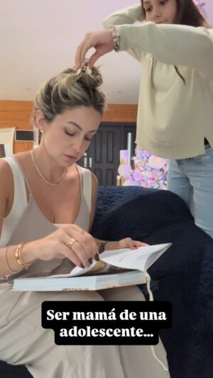 Milena Torres Instagram - Te pasa? 🙃 a mi me pasa doble… por cierto, el sweater que tiene es mío 🤣😅