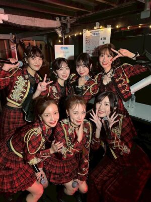 Minami Minegishi Instagram - え...ちょっと待って...もう1週間経ちました!?!?
みんながサクッとSNSを投稿して華麗に自分の生活に戻っていく中、まだ夢と現実の狭間をボーッとしながら子育てをしている今日この頃。身体に残る疲労感だけが、確かに私はあのステージに立っていたことを証明しています...
改めましてAKB48 20周年記念コンサート
『あの頃、青春でした。これから青春です。』
出演させていただきました。
今回のコンサートの演出や紅白歌合戦出場の報道で、ある意味ありがたい誤解をしている方もいるかもしれないのですが私は“神”じゃないし“レジェンド”と呼ばれていいメンバーでもない、しがない一期生です。
不屈の精神で長く続けたことだけが取り柄の私が、今回晴れの舞台に呼んでいただき沢山の曲を現役メンバーとパフォーマンスさせてもらえて本当に嬉しかったです。
在籍中は自分のキャラクターやポジションなどをネガティブに捉えて、思うようにアイドルをできていない自分がいました。自分のことを応援してくれているファンの皆さんには何度も悔しい思いやもどかしい思いをさせてしまったなという後悔がずっとありました。卒業してからAKB48の現役メンバーを見て「私もあんな風にアイドルに全力で取り組みたかったな」と思う瞬間もあったりして...まさかまたそんなチャンスがもらえるなんて思ってもいませんでした。
現役メンバーのみんな、あの時の後悔を脱ぎ捨てて全力でアイドルをやる機会を、そして何より帰ってこれる場所を守ってくれて本当にありがとう。
そんな思いでとにかく全力で楽しんだ姿が、少しでも何か刺激になっていたら嬉しいです。
どうにかこうにか少しでも前のポジションにいけないかと思い悩んだことも、諦めて自分らしさを探ったことも、全部まとめて最高の青春です!!!!
これからもいつでも青春に戻れる“AKB48”という場所が愛されながら存在し続けますように...
AKB48、20周年おめでとうございました🌸
これまで関わってくれた全ての方にありがとうございました☺️🌸✨