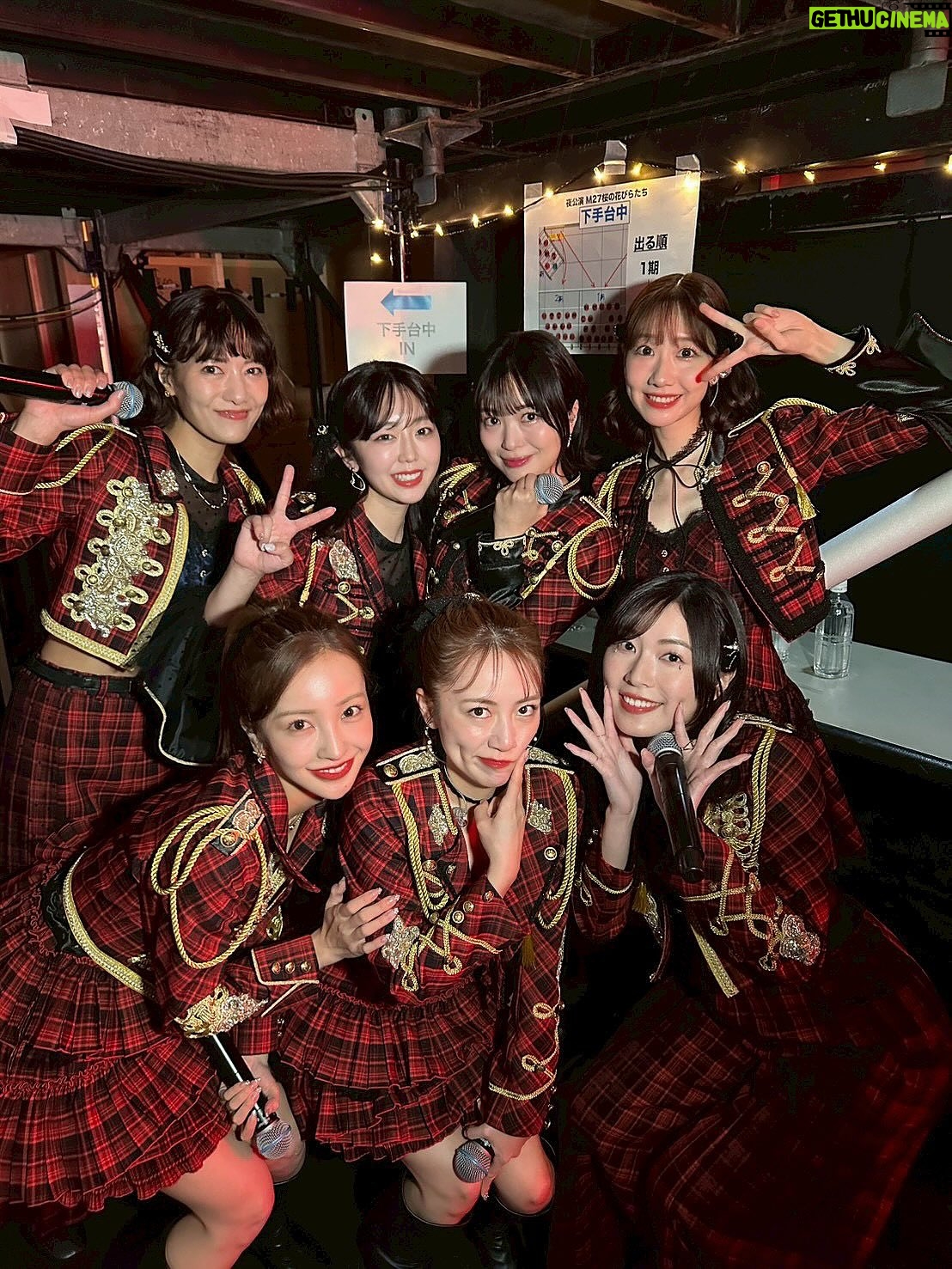 Minami Minegishi - 78.7K Likes - え...ちょっと待って...もう1週間経ちました！？！？
みんながサクッとSNSを投稿して華麗に自分の生活に戻っていく中、まだ夢と現実の狭間をボーッとしながら子育てをしている今日この頃。身体に残る疲労感だけが、確かに私はあのステージに立っていたことを証明しています...

改めましてAKB48 20周年記念コンサート
『あの頃、青春でした。これから青春です。』
出演させていただきました。

今回のコンサートの演出や紅白歌合戦出場の報道で、ある意味ありがたい誤解をしている方もいるかもしれないのですが私は“神”じゃないし“レジェンド”と呼ばれていいメンバーでもない、しがない一期生です。
不屈の精神で長く続けたことだけが取り柄の私が、今回晴れの舞台に呼んでいただき沢山の曲を現役メンバーとパフォーマンスさせてもらえて本当に嬉しかったです。
在籍中は自分のキャラクターやポジションなどをネガティブに捉えて、思うようにアイドルをできていない自分がいました。自分のことを応援してくれているファンの皆さんには何度も悔しい思いやもどかしい思いをさせてしまったなという後悔がずっとありました。卒業してからAKB48の現役メンバーを見て「私もあんな風にアイドルに全力で取り組みたかったな」と思う瞬間もあったりして...まさかまたそんなチャンスがもらえるなんて思ってもいませんでした。
現役メンバーのみんな、あの時の後悔を脱ぎ捨てて全力でアイドルをやる機会を、そして何より帰ってこれる場所を守ってくれて本当にありがとう。
そんな思いでとにかく全力で楽しんだ姿が、少しでも何か刺激になっていたら嬉しいです。

どうにかこうにか少しでも前のポジションにいけないかと思い悩んだことも、諦めて自分らしさを探ったことも、全部まとめて最高の青春です！！！！
これからもいつでも青春に戻れる“AKB48”という場所が愛されながら存在し続けますように...

AKB48、20周年おめでとうございました🌸
これまで関わってくれた全ての方にありがとうございました☺️🌸✨