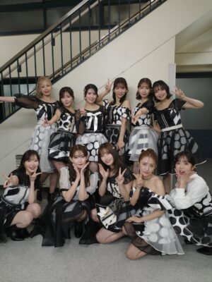 Minami Minegishi Instagram - え...ちょっと待って...もう1週間経ちました!?!?
みんながサクッとSNSを投稿して華麗に自分の生活に戻っていく中、まだ夢と現実の狭間をボーッとしながら子育てをしている今日この頃。身体に残る疲労感だけが、確かに私はあのステージに立っていたことを証明しています...
改めましてAKB48 20周年記念コンサート
『あの頃、青春でした。これから青春です。』
出演させていただきました。
今回のコンサートの演出や紅白歌合戦出場の報道で、ある意味ありがたい誤解をしている方もいるかもしれないのですが私は“神”じゃないし“レジェンド”と呼ばれていいメンバーでもない、しがない一期生です。
不屈の精神で長く続けたことだけが取り柄の私が、今回晴れの舞台に呼んでいただき沢山の曲を現役メンバーとパフォーマンスさせてもらえて本当に嬉しかったです。
在籍中は自分のキャラクターやポジションなどをネガティブに捉えて、思うようにアイドルをできていない自分がいました。自分のことを応援してくれているファンの皆さんには何度も悔しい思いやもどかしい思いをさせてしまったなという後悔がずっとありました。卒業してからAKB48の現役メンバーを見て「私もあんな風にアイドルに全力で取り組みたかったな」と思う瞬間もあったりして...まさかまたそんなチャンスがもらえるなんて思ってもいませんでした。
現役メンバーのみんな、あの時の後悔を脱ぎ捨てて全力でアイドルをやる機会を、そして何より帰ってこれる場所を守ってくれて本当にありがとう。
そんな思いでとにかく全力で楽しんだ姿が、少しでも何か刺激になっていたら嬉しいです。
どうにかこうにか少しでも前のポジションにいけないかと思い悩んだことも、諦めて自分らしさを探ったことも、全部まとめて最高の青春です!!!!
これからもいつでも青春に戻れる“AKB48”という場所が愛されながら存在し続けますように...
AKB48、20周年おめでとうございました🌸
これまで関わってくれた全ての方にありがとうございました☺️🌸✨