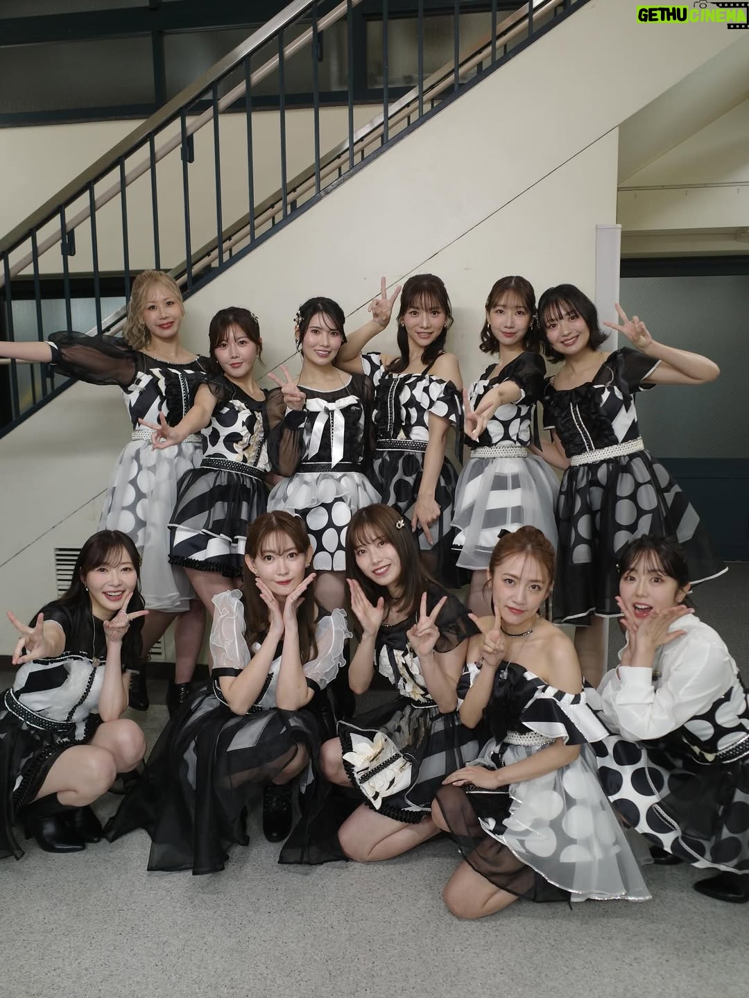 Minami Minegishi - 78.7K Likes - え...ちょっと待って...もう1週間経ちました！？！？
みんながサクッとSNSを投稿して華麗に自分の生活に戻っていく中、まだ夢と現実の狭間をボーッとしながら子育てをしている今日この頃。身体に残る疲労感だけが、確かに私はあのステージに立っていたことを証明しています...

改めましてAKB48 20周年記念コンサート
『あの頃、青春でした。これから青春です。』
出演させていただきました。

今回のコンサートの演出や紅白歌合戦出場の報道で、ある意味ありがたい誤解をしている方もいるかもしれないのですが私は“神”じゃないし“レジェンド”と呼ばれていいメンバーでもない、しがない一期生です。
不屈の精神で長く続けたことだけが取り柄の私が、今回晴れの舞台に呼んでいただき沢山の曲を現役メンバーとパフォーマンスさせてもらえて本当に嬉しかったです。
在籍中は自分のキャラクターやポジションなどをネガティブに捉えて、思うようにアイドルをできていない自分がいました。自分のことを応援してくれているファンの皆さんには何度も悔しい思いやもどかしい思いをさせてしまったなという後悔がずっとありました。卒業してからAKB48の現役メンバーを見て「私もあんな風にアイドルに全力で取り組みたかったな」と思う瞬間もあったりして...まさかまたそんなチャンスがもらえるなんて思ってもいませんでした。
現役メンバーのみんな、あの時の後悔を脱ぎ捨てて全力でアイドルをやる機会を、そして何より帰ってこれる場所を守ってくれて本当にありがとう。
そんな思いでとにかく全力で楽しんだ姿が、少しでも何か刺激になっていたら嬉しいです。

どうにかこうにか少しでも前のポジションにいけないかと思い悩んだことも、諦めて自分らしさを探ったことも、全部まとめて最高の青春です！！！！
これからもいつでも青春に戻れる“AKB48”という場所が愛されながら存在し続けますように...

AKB48、20周年おめでとうございました🌸
これまで関わってくれた全ての方にありがとうございました☺️🌸✨