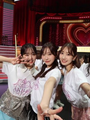 Minami Minegishi Instagram - え...ちょっと待って...もう1週間経ちました!?!?
みんながサクッとSNSを投稿して華麗に自分の生活に戻っていく中、まだ夢と現実の狭間をボーッとしながら子育てをしている今日この頃。身体に残る疲労感だけが、確かに私はあのステージに立っていたことを証明しています...
改めましてAKB48 20周年記念コンサート
『あの頃、青春でした。これから青春です。』
出演させていただきました。
今回のコンサートの演出や紅白歌合戦出場の報道で、ある意味ありがたい誤解をしている方もいるかもしれないのですが私は“神”じゃないし“レジェンド”と呼ばれていいメンバーでもない、しがない一期生です。
不屈の精神で長く続けたことだけが取り柄の私が、今回晴れの舞台に呼んでいただき沢山の曲を現役メンバーとパフォーマンスさせてもらえて本当に嬉しかったです。
在籍中は自分のキャラクターやポジションなどをネガティブに捉えて、思うようにアイドルをできていない自分がいました。自分のことを応援してくれているファンの皆さんには何度も悔しい思いやもどかしい思いをさせてしまったなという後悔がずっとありました。卒業してからAKB48の現役メンバーを見て「私もあんな風にアイドルに全力で取り組みたかったな」と思う瞬間もあったりして...まさかまたそんなチャンスがもらえるなんて思ってもいませんでした。
現役メンバーのみんな、あの時の後悔を脱ぎ捨てて全力でアイドルをやる機会を、そして何より帰ってこれる場所を守ってくれて本当にありがとう。
そんな思いでとにかく全力で楽しんだ姿が、少しでも何か刺激になっていたら嬉しいです。
どうにかこうにか少しでも前のポジションにいけないかと思い悩んだことも、諦めて自分らしさを探ったことも、全部まとめて最高の青春です!!!!
これからもいつでも青春に戻れる“AKB48”という場所が愛されながら存在し続けますように...
AKB48、20周年おめでとうございました🌸
これまで関わってくれた全ての方にありがとうございました☺️🌸✨