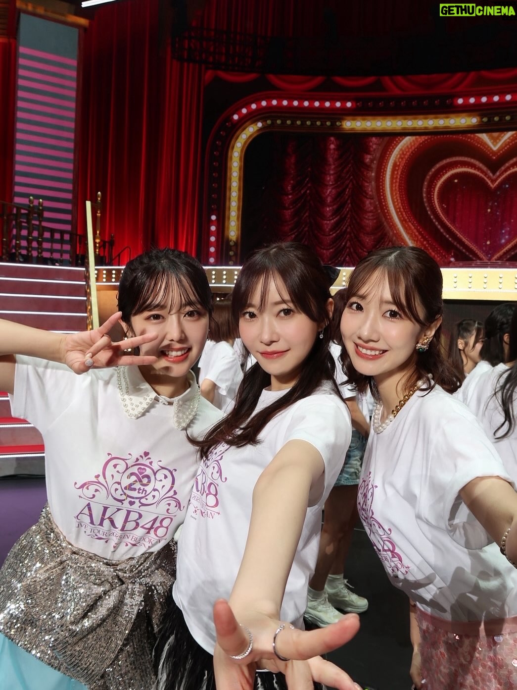 Minami Minegishi - 78.7K Likes - え...ちょっと待って...もう1週間経ちました！？！？
みんながサクッとSNSを投稿して華麗に自分の生活に戻っていく中、まだ夢と現実の狭間をボーッとしながら子育てをしている今日この頃。身体に残る疲労感だけが、確かに私はあのステージに立っていたことを証明しています...

改めましてAKB48 20周年記念コンサート
『あの頃、青春でした。これから青春です。』
出演させていただきました。

今回のコンサートの演出や紅白歌合戦出場の報道で、ある意味ありがたい誤解をしている方もいるかもしれないのですが私は“神”じゃないし“レジェンド”と呼ばれていいメンバーでもない、しがない一期生です。
不屈の精神で長く続けたことだけが取り柄の私が、今回晴れの舞台に呼んでいただき沢山の曲を現役メンバーとパフォーマンスさせてもらえて本当に嬉しかったです。
在籍中は自分のキャラクターやポジションなどをネガティブに捉えて、思うようにアイドルをできていない自分がいました。自分のことを応援してくれているファンの皆さんには何度も悔しい思いやもどかしい思いをさせてしまったなという後悔がずっとありました。卒業してからAKB48の現役メンバーを見て「私もあんな風にアイドルに全力で取り組みたかったな」と思う瞬間もあったりして...まさかまたそんなチャンスがもらえるなんて思ってもいませんでした。
現役メンバーのみんな、あの時の後悔を脱ぎ捨てて全力でアイドルをやる機会を、そして何より帰ってこれる場所を守ってくれて本当にありがとう。
そんな思いでとにかく全力で楽しんだ姿が、少しでも何か刺激になっていたら嬉しいです。

どうにかこうにか少しでも前のポジションにいけないかと思い悩んだことも、諦めて自分らしさを探ったことも、全部まとめて最高の青春です！！！！
これからもいつでも青春に戻れる“AKB48”という場所が愛されながら存在し続けますように...

AKB48、20周年おめでとうございました🌸
これまで関わってくれた全ての方にありがとうございました☺️🌸✨