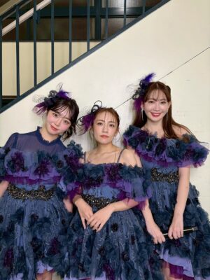 Minami Minegishi Instagram - え...ちょっと待って...もう1週間経ちました!?!?
みんながサクッとSNSを投稿して華麗に自分の生活に戻っていく中、まだ夢と現実の狭間をボーッとしながら子育てをしている今日この頃。身体に残る疲労感だけが、確かに私はあのステージに立っていたことを証明しています...
改めましてAKB48 20周年記念コンサート
『あの頃、青春でした。これから青春です。』
出演させていただきました。
今回のコンサートの演出や紅白歌合戦出場の報道で、ある意味ありがたい誤解をしている方もいるかもしれないのですが私は“神”じゃないし“レジェンド”と呼ばれていいメンバーでもない、しがない一期生です。
不屈の精神で長く続けたことだけが取り柄の私が、今回晴れの舞台に呼んでいただき沢山の曲を現役メンバーとパフォーマンスさせてもらえて本当に嬉しかったです。
在籍中は自分のキャラクターやポジションなどをネガティブに捉えて、思うようにアイドルをできていない自分がいました。自分のことを応援してくれているファンの皆さんには何度も悔しい思いやもどかしい思いをさせてしまったなという後悔がずっとありました。卒業してからAKB48の現役メンバーを見て「私もあんな風にアイドルに全力で取り組みたかったな」と思う瞬間もあったりして...まさかまたそんなチャンスがもらえるなんて思ってもいませんでした。
現役メンバーのみんな、あの時の後悔を脱ぎ捨てて全力でアイドルをやる機会を、そして何より帰ってこれる場所を守ってくれて本当にありがとう。
そんな思いでとにかく全力で楽しんだ姿が、少しでも何か刺激になっていたら嬉しいです。
どうにかこうにか少しでも前のポジションにいけないかと思い悩んだことも、諦めて自分らしさを探ったことも、全部まとめて最高の青春です!!!!
これからもいつでも青春に戻れる“AKB48”という場所が愛されながら存在し続けますように...
AKB48、20周年おめでとうございました🌸
これまで関わってくれた全ての方にありがとうございました☺️🌸✨