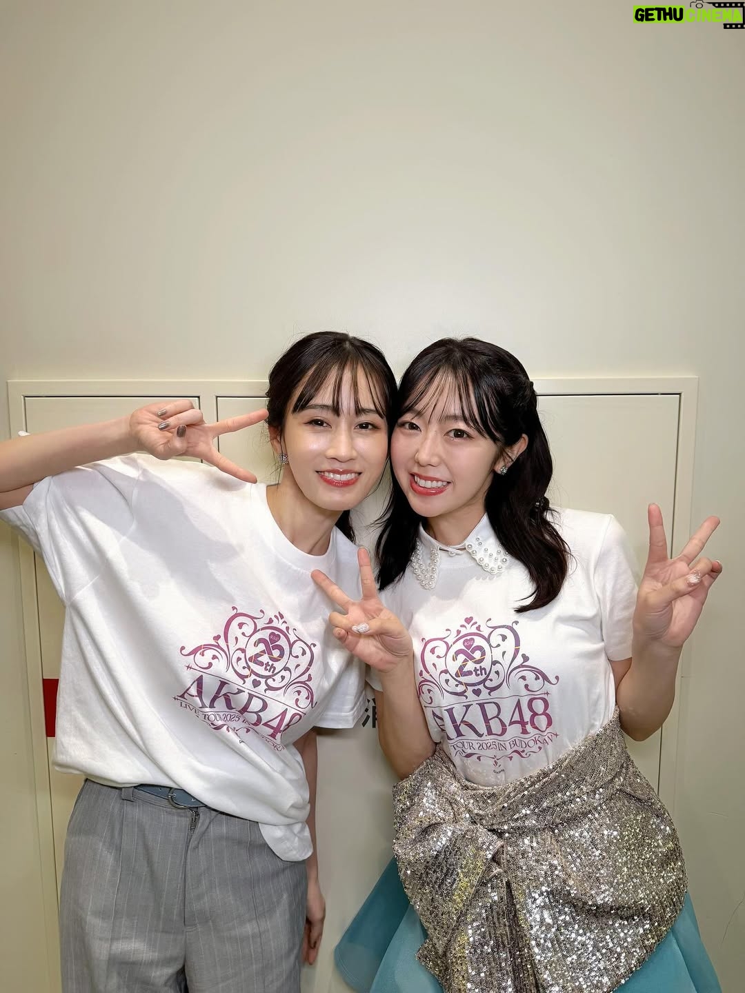 Minami Minegishi - 78.7K Likes - え...ちょっと待って...もう1週間経ちました！？！？
みんながサクッとSNSを投稿して華麗に自分の生活に戻っていく中、まだ夢と現実の狭間をボーッとしながら子育てをしている今日この頃。身体に残る疲労感だけが、確かに私はあのステージに立っていたことを証明しています...

改めましてAKB48 20周年記念コンサート
『あの頃、青春でした。これから青春です。』
出演させていただきました。

今回のコンサートの演出や紅白歌合戦出場の報道で、ある意味ありがたい誤解をしている方もいるかもしれないのですが私は“神”じゃないし“レジェンド”と呼ばれていいメンバーでもない、しがない一期生です。
不屈の精神で長く続けたことだけが取り柄の私が、今回晴れの舞台に呼んでいただき沢山の曲を現役メンバーとパフォーマンスさせてもらえて本当に嬉しかったです。
在籍中は自分のキャラクターやポジションなどをネガティブに捉えて、思うようにアイドルをできていない自分がいました。自分のことを応援してくれているファンの皆さんには何度も悔しい思いやもどかしい思いをさせてしまったなという後悔がずっとありました。卒業してからAKB48の現役メンバーを見て「私もあんな風にアイドルに全力で取り組みたかったな」と思う瞬間もあったりして...まさかまたそんなチャンスがもらえるなんて思ってもいませんでした。
現役メンバーのみんな、あの時の後悔を脱ぎ捨てて全力でアイドルをやる機会を、そして何より帰ってこれる場所を守ってくれて本当にありがとう。
そんな思いでとにかく全力で楽しんだ姿が、少しでも何か刺激になっていたら嬉しいです。

どうにかこうにか少しでも前のポジションにいけないかと思い悩んだことも、諦めて自分らしさを探ったことも、全部まとめて最高の青春です！！！！
これからもいつでも青春に戻れる“AKB48”という場所が愛されながら存在し続けますように...

AKB48、20周年おめでとうございました🌸
これまで関わってくれた全ての方にありがとうございました☺️🌸✨