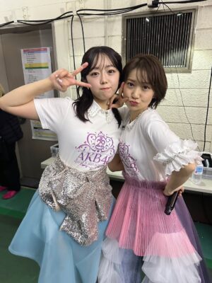 Minami Minegishi Instagram - え...ちょっと待って...もう1週間経ちました!?!?
みんながサクッとSNSを投稿して華麗に自分の生活に戻っていく中、まだ夢と現実の狭間をボーッとしながら子育てをしている今日この頃。身体に残る疲労感だけが、確かに私はあのステージに立っていたことを証明しています...
改めましてAKB48 20周年記念コンサート
『あの頃、青春でした。これから青春です。』
出演させていただきました。
今回のコンサートの演出や紅白歌合戦出場の報道で、ある意味ありがたい誤解をしている方もいるかもしれないのですが私は“神”じゃないし“レジェンド”と呼ばれていいメンバーでもない、しがない一期生です。
不屈の精神で長く続けたことだけが取り柄の私が、今回晴れの舞台に呼んでいただき沢山の曲を現役メンバーとパフォーマンスさせてもらえて本当に嬉しかったです。
在籍中は自分のキャラクターやポジションなどをネガティブに捉えて、思うようにアイドルをできていない自分がいました。自分のことを応援してくれているファンの皆さんには何度も悔しい思いやもどかしい思いをさせてしまったなという後悔がずっとありました。卒業してからAKB48の現役メンバーを見て「私もあんな風にアイドルに全力で取り組みたかったな」と思う瞬間もあったりして...まさかまたそんなチャンスがもらえるなんて思ってもいませんでした。
現役メンバーのみんな、あの時の後悔を脱ぎ捨てて全力でアイドルをやる機会を、そして何より帰ってこれる場所を守ってくれて本当にありがとう。
そんな思いでとにかく全力で楽しんだ姿が、少しでも何か刺激になっていたら嬉しいです。
どうにかこうにか少しでも前のポジションにいけないかと思い悩んだことも、諦めて自分らしさを探ったことも、全部まとめて最高の青春です!!!!
これからもいつでも青春に戻れる“AKB48”という場所が愛されながら存在し続けますように...
AKB48、20周年おめでとうございました🌸
これまで関わってくれた全ての方にありがとうございました☺️🌸✨