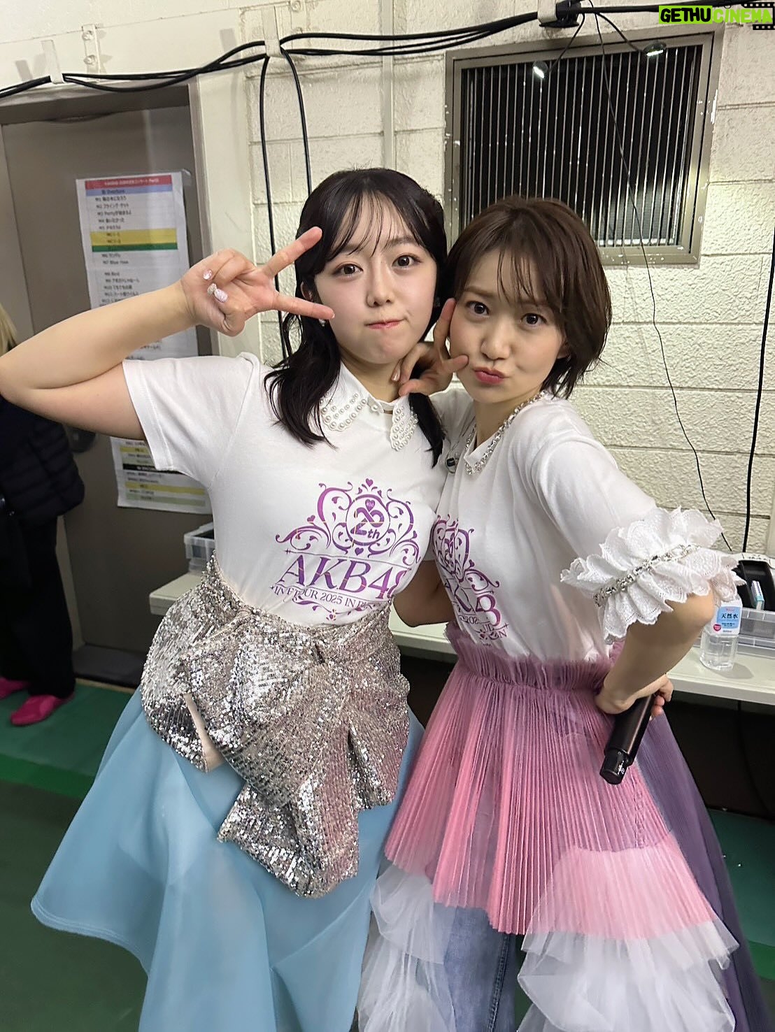 Minami Minegishi - 78.7K Likes - え...ちょっと待って...もう1週間経ちました！？！？
みんながサクッとSNSを投稿して華麗に自分の生活に戻っていく中、まだ夢と現実の狭間をボーッとしながら子育てをしている今日この頃。身体に残る疲労感だけが、確かに私はあのステージに立っていたことを証明しています...

改めましてAKB48 20周年記念コンサート
『あの頃、青春でした。これから青春です。』
出演させていただきました。

今回のコンサートの演出や紅白歌合戦出場の報道で、ある意味ありがたい誤解をしている方もいるかもしれないのですが私は“神”じゃないし“レジェンド”と呼ばれていいメンバーでもない、しがない一期生です。
不屈の精神で長く続けたことだけが取り柄の私が、今回晴れの舞台に呼んでいただき沢山の曲を現役メンバーとパフォーマンスさせてもらえて本当に嬉しかったです。
在籍中は自分のキャラクターやポジションなどをネガティブに捉えて、思うようにアイドルをできていない自分がいました。自分のことを応援してくれているファンの皆さんには何度も悔しい思いやもどかしい思いをさせてしまったなという後悔がずっとありました。卒業してからAKB48の現役メンバーを見て「私もあんな風にアイドルに全力で取り組みたかったな」と思う瞬間もあったりして...まさかまたそんなチャンスがもらえるなんて思ってもいませんでした。
現役メンバーのみんな、あの時の後悔を脱ぎ捨てて全力でアイドルをやる機会を、そして何より帰ってこれる場所を守ってくれて本当にありがとう。
そんな思いでとにかく全力で楽しんだ姿が、少しでも何か刺激になっていたら嬉しいです。

どうにかこうにか少しでも前のポジションにいけないかと思い悩んだことも、諦めて自分らしさを探ったことも、全部まとめて最高の青春です！！！！
これからもいつでも青春に戻れる“AKB48”という場所が愛されながら存在し続けますように...

AKB48、20周年おめでとうございました🌸
これまで関わってくれた全ての方にありがとうございました☺️🌸✨