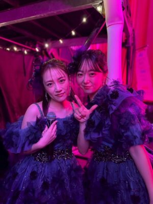 Minami Minegishi Instagram - え...ちょっと待って...もう1週間経ちました!?!?
みんながサクッとSNSを投稿して華麗に自分の生活に戻っていく中、まだ夢と現実の狭間をボーッとしながら子育てをしている今日この頃。身体に残る疲労感だけが、確かに私はあのステージに立っていたことを証明しています...
改めましてAKB48 20周年記念コンサート
『あの頃、青春でした。これから青春です。』
出演させていただきました。
今回のコンサートの演出や紅白歌合戦出場の報道で、ある意味ありがたい誤解をしている方もいるかもしれないのですが私は“神”じゃないし“レジェンド”と呼ばれていいメンバーでもない、しがない一期生です。
不屈の精神で長く続けたことだけが取り柄の私が、今回晴れの舞台に呼んでいただき沢山の曲を現役メンバーとパフォーマンスさせてもらえて本当に嬉しかったです。
在籍中は自分のキャラクターやポジションなどをネガティブに捉えて、思うようにアイドルをできていない自分がいました。自分のことを応援してくれているファンの皆さんには何度も悔しい思いやもどかしい思いをさせてしまったなという後悔がずっとありました。卒業してからAKB48の現役メンバーを見て「私もあんな風にアイドルに全力で取り組みたかったな」と思う瞬間もあったりして...まさかまたそんなチャンスがもらえるなんて思ってもいませんでした。
現役メンバーのみんな、あの時の後悔を脱ぎ捨てて全力でアイドルをやる機会を、そして何より帰ってこれる場所を守ってくれて本当にありがとう。
そんな思いでとにかく全力で楽しんだ姿が、少しでも何か刺激になっていたら嬉しいです。
どうにかこうにか少しでも前のポジションにいけないかと思い悩んだことも、諦めて自分らしさを探ったことも、全部まとめて最高の青春です!!!!
これからもいつでも青春に戻れる“AKB48”という場所が愛されながら存在し続けますように...
AKB48、20周年おめでとうございました🌸
これまで関わってくれた全ての方にありがとうございました☺️🌸✨