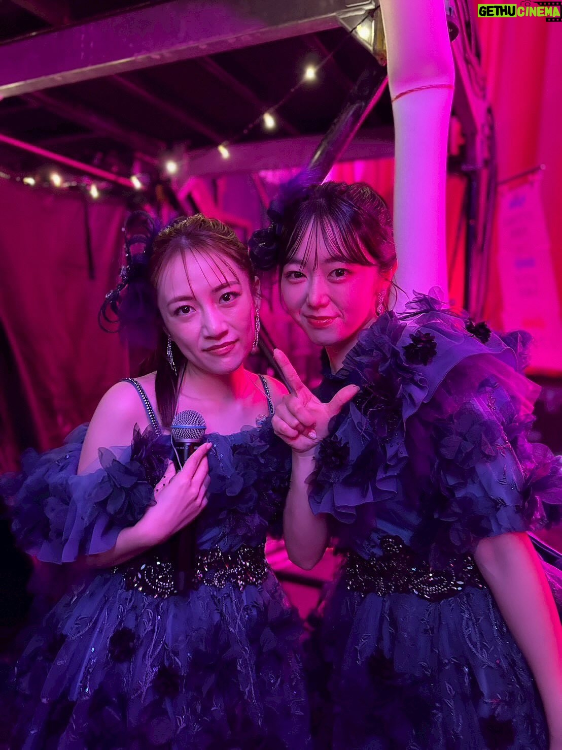 Minami Minegishi - 78.7K Likes - え...ちょっと待って...もう1週間経ちました！？！？
みんながサクッとSNSを投稿して華麗に自分の生活に戻っていく中、まだ夢と現実の狭間をボーッとしながら子育てをしている今日この頃。身体に残る疲労感だけが、確かに私はあのステージに立っていたことを証明しています...

改めましてAKB48 20周年記念コンサート
『あの頃、青春でした。これから青春です。』
出演させていただきました。

今回のコンサートの演出や紅白歌合戦出場の報道で、ある意味ありがたい誤解をしている方もいるかもしれないのですが私は“神”じゃないし“レジェンド”と呼ばれていいメンバーでもない、しがない一期生です。
不屈の精神で長く続けたことだけが取り柄の私が、今回晴れの舞台に呼んでいただき沢山の曲を現役メンバーとパフォーマンスさせてもらえて本当に嬉しかったです。
在籍中は自分のキャラクターやポジションなどをネガティブに捉えて、思うようにアイドルをできていない自分がいました。自分のことを応援してくれているファンの皆さんには何度も悔しい思いやもどかしい思いをさせてしまったなという後悔がずっとありました。卒業してからAKB48の現役メンバーを見て「私もあんな風にアイドルに全力で取り組みたかったな」と思う瞬間もあったりして...まさかまたそんなチャンスがもらえるなんて思ってもいませんでした。
現役メンバーのみんな、あの時の後悔を脱ぎ捨てて全力でアイドルをやる機会を、そして何より帰ってこれる場所を守ってくれて本当にありがとう。
そんな思いでとにかく全力で楽しんだ姿が、少しでも何か刺激になっていたら嬉しいです。

どうにかこうにか少しでも前のポジションにいけないかと思い悩んだことも、諦めて自分らしさを探ったことも、全部まとめて最高の青春です！！！！
これからもいつでも青春に戻れる“AKB48”という場所が愛されながら存在し続けますように...

AKB48、20周年おめでとうございました🌸
これまで関わってくれた全ての方にありがとうございました☺️🌸✨
