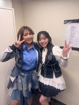 Minami Minegishi Instagram - え...ちょっと待って...もう1週間経ちました!?!?
みんながサクッとSNSを投稿して華麗に自分の生活に戻っていく中、まだ夢と現実の狭間をボーッとしながら子育てをしている今日この頃。身体に残る疲労感だけが、確かに私はあのステージに立っていたことを証明しています...
改めましてAKB48 20周年記念コンサート
『あの頃、青春でした。これから青春です。』
出演させていただきました。
今回のコンサートの演出や紅白歌合戦出場の報道で、ある意味ありがたい誤解をしている方もいるかもしれないのですが私は“神”じゃないし“レジェンド”と呼ばれていいメンバーでもない、しがない一期生です。
不屈の精神で長く続けたことだけが取り柄の私が、今回晴れの舞台に呼んでいただき沢山の曲を現役メンバーとパフォーマンスさせてもらえて本当に嬉しかったです。
在籍中は自分のキャラクターやポジションなどをネガティブに捉えて、思うようにアイドルをできていない自分がいました。自分のことを応援してくれているファンの皆さんには何度も悔しい思いやもどかしい思いをさせてしまったなという後悔がずっとありました。卒業してからAKB48の現役メンバーを見て「私もあんな風にアイドルに全力で取り組みたかったな」と思う瞬間もあったりして...まさかまたそんなチャンスがもらえるなんて思ってもいませんでした。
現役メンバーのみんな、あの時の後悔を脱ぎ捨てて全力でアイドルをやる機会を、そして何より帰ってこれる場所を守ってくれて本当にありがとう。
そんな思いでとにかく全力で楽しんだ姿が、少しでも何か刺激になっていたら嬉しいです。
どうにかこうにか少しでも前のポジションにいけないかと思い悩んだことも、諦めて自分らしさを探ったことも、全部まとめて最高の青春です!!!!
これからもいつでも青春に戻れる“AKB48”という場所が愛されながら存在し続けますように...
AKB48、20周年おめでとうございました🌸
これまで関わってくれた全ての方にありがとうございました☺️🌸✨
