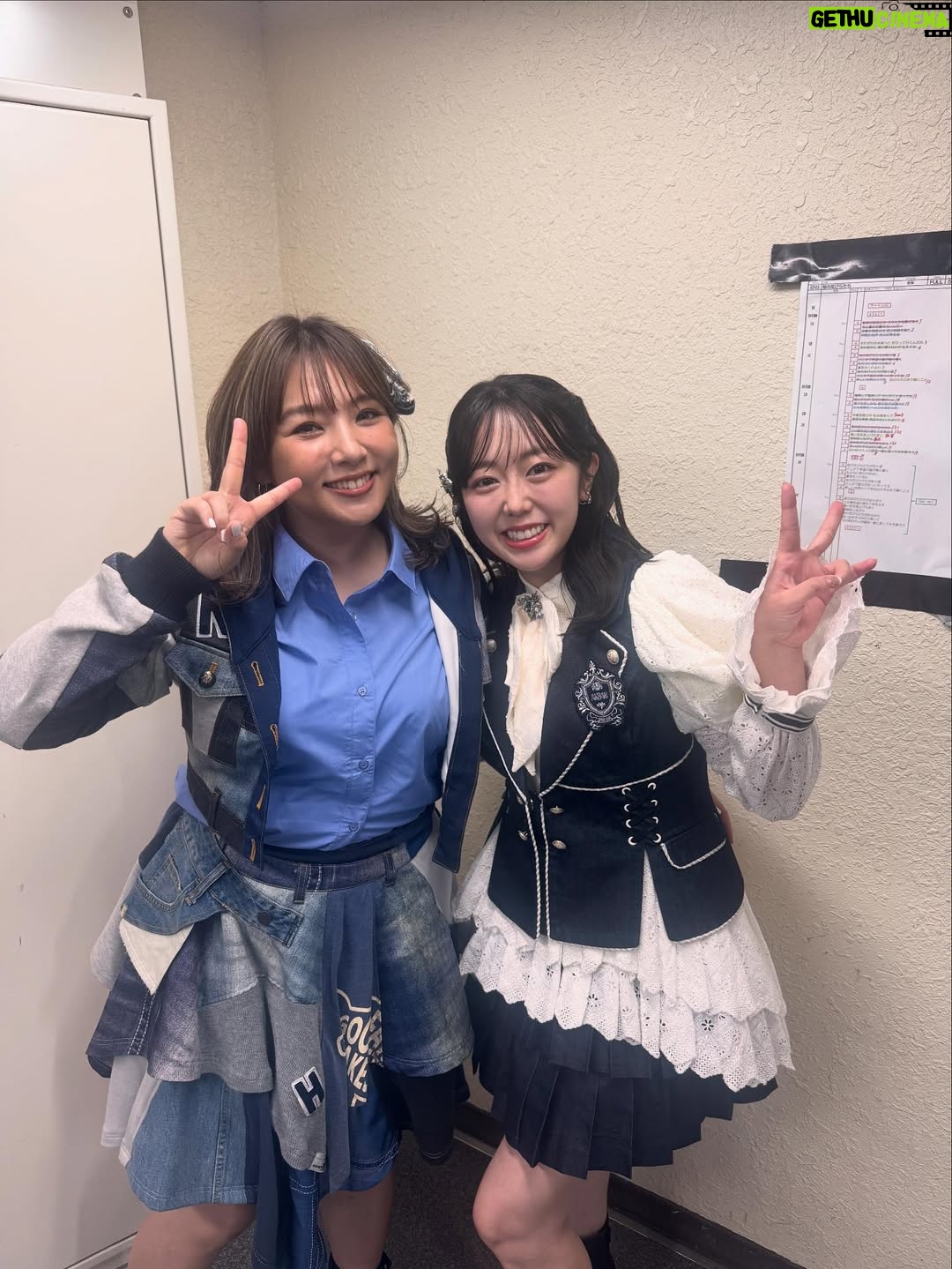 Minami Minegishi - 78.7K Likes - え...ちょっと待って...もう1週間経ちました！？！？
みんながサクッとSNSを投稿して華麗に自分の生活に戻っていく中、まだ夢と現実の狭間をボーッとしながら子育てをしている今日この頃。身体に残る疲労感だけが、確かに私はあのステージに立っていたことを証明しています...

改めましてAKB48 20周年記念コンサート
『あの頃、青春でした。これから青春です。』
出演させていただきました。

今回のコンサートの演出や紅白歌合戦出場の報道で、ある意味ありがたい誤解をしている方もいるかもしれないのですが私は“神”じゃないし“レジェンド”と呼ばれていいメンバーでもない、しがない一期生です。
不屈の精神で長く続けたことだけが取り柄の私が、今回晴れの舞台に呼んでいただき沢山の曲を現役メンバーとパフォーマンスさせてもらえて本当に嬉しかったです。
在籍中は自分のキャラクターやポジションなどをネガティブに捉えて、思うようにアイドルをできていない自分がいました。自分のことを応援してくれているファンの皆さんには何度も悔しい思いやもどかしい思いをさせてしまったなという後悔がずっとありました。卒業してからAKB48の現役メンバーを見て「私もあんな風にアイドルに全力で取り組みたかったな」と思う瞬間もあったりして...まさかまたそんなチャンスがもらえるなんて思ってもいませんでした。
現役メンバーのみんな、あの時の後悔を脱ぎ捨てて全力でアイドルをやる機会を、そして何より帰ってこれる場所を守ってくれて本当にありがとう。
そんな思いでとにかく全力で楽しんだ姿が、少しでも何か刺激になっていたら嬉しいです。

どうにかこうにか少しでも前のポジションにいけないかと思い悩んだことも、諦めて自分らしさを探ったことも、全部まとめて最高の青春です！！！！
これからもいつでも青春に戻れる“AKB48”という場所が愛されながら存在し続けますように...

AKB48、20周年おめでとうございました🌸
これまで関わってくれた全ての方にありがとうございました☺️🌸✨