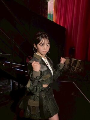Minami Minegishi Instagram - え...ちょっと待って...もう1週間経ちました!?!?
みんながサクッとSNSを投稿して華麗に自分の生活に戻っていく中、まだ夢と現実の狭間をボーッとしながら子育てをしている今日この頃。身体に残る疲労感だけが、確かに私はあのステージに立っていたことを証明しています...
改めましてAKB48 20周年記念コンサート
『あの頃、青春でした。これから青春です。』
出演させていただきました。
今回のコンサートの演出や紅白歌合戦出場の報道で、ある意味ありがたい誤解をしている方もいるかもしれないのですが私は“神”じゃないし“レジェンド”と呼ばれていいメンバーでもない、しがない一期生です。
不屈の精神で長く続けたことだけが取り柄の私が、今回晴れの舞台に呼んでいただき沢山の曲を現役メンバーとパフォーマンスさせてもらえて本当に嬉しかったです。
在籍中は自分のキャラクターやポジションなどをネガティブに捉えて、思うようにアイドルをできていない自分がいました。自分のことを応援してくれているファンの皆さんには何度も悔しい思いやもどかしい思いをさせてしまったなという後悔がずっとありました。卒業してからAKB48の現役メンバーを見て「私もあんな風にアイドルに全力で取り組みたかったな」と思う瞬間もあったりして...まさかまたそんなチャンスがもらえるなんて思ってもいませんでした。
現役メンバーのみんな、あの時の後悔を脱ぎ捨てて全力でアイドルをやる機会を、そして何より帰ってこれる場所を守ってくれて本当にありがとう。
そんな思いでとにかく全力で楽しんだ姿が、少しでも何か刺激になっていたら嬉しいです。
どうにかこうにか少しでも前のポジションにいけないかと思い悩んだことも、諦めて自分らしさを探ったことも、全部まとめて最高の青春です!!!!
これからもいつでも青春に戻れる“AKB48”という場所が愛されながら存在し続けますように...
AKB48、20周年おめでとうございました🌸
これまで関わってくれた全ての方にありがとうございました☺️🌸✨