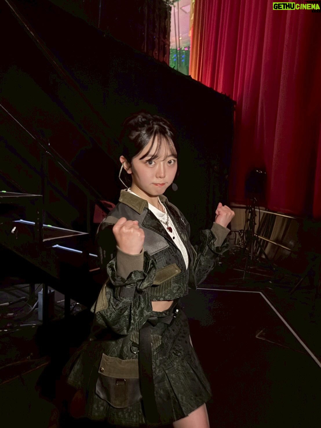 Minami Minegishi - 78.7K Likes - え...ちょっと待って...もう1週間経ちました！？！？
みんながサクッとSNSを投稿して華麗に自分の生活に戻っていく中、まだ夢と現実の狭間をボーッとしながら子育てをしている今日この頃。身体に残る疲労感だけが、確かに私はあのステージに立っていたことを証明しています...

改めましてAKB48 20周年記念コンサート
『あの頃、青春でした。これから青春です。』
出演させていただきました。

今回のコンサートの演出や紅白歌合戦出場の報道で、ある意味ありがたい誤解をしている方もいるかもしれないのですが私は“神”じゃないし“レジェンド”と呼ばれていいメンバーでもない、しがない一期生です。
不屈の精神で長く続けたことだけが取り柄の私が、今回晴れの舞台に呼んでいただき沢山の曲を現役メンバーとパフォーマンスさせてもらえて本当に嬉しかったです。
在籍中は自分のキャラクターやポジションなどをネガティブに捉えて、思うようにアイドルをできていない自分がいました。自分のことを応援してくれているファンの皆さんには何度も悔しい思いやもどかしい思いをさせてしまったなという後悔がずっとありました。卒業してからAKB48の現役メンバーを見て「私もあんな風にアイドルに全力で取り組みたかったな」と思う瞬間もあったりして...まさかまたそんなチャンスがもらえるなんて思ってもいませんでした。
現役メンバーのみんな、あの時の後悔を脱ぎ捨てて全力でアイドルをやる機会を、そして何より帰ってこれる場所を守ってくれて本当にありがとう。
そんな思いでとにかく全力で楽しんだ姿が、少しでも何か刺激になっていたら嬉しいです。

どうにかこうにか少しでも前のポジションにいけないかと思い悩んだことも、諦めて自分らしさを探ったことも、全部まとめて最高の青春です！！！！
これからもいつでも青春に戻れる“AKB48”という場所が愛されながら存在し続けますように...

AKB48、20周年おめでとうございました🌸
これまで関わってくれた全ての方にありがとうございました☺️🌸✨