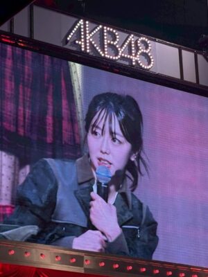 Minami Minegishi Instagram - え...ちょっと待って...もう1週間経ちました!?!?
みんながサクッとSNSを投稿して華麗に自分の生活に戻っていく中、まだ夢と現実の狭間をボーッとしながら子育てをしている今日この頃。身体に残る疲労感だけが、確かに私はあのステージに立っていたことを証明しています...
改めましてAKB48 20周年記念コンサート
『あの頃、青春でした。これから青春です。』
出演させていただきました。
今回のコンサートの演出や紅白歌合戦出場の報道で、ある意味ありがたい誤解をしている方もいるかもしれないのですが私は“神”じゃないし“レジェンド”と呼ばれていいメンバーでもない、しがない一期生です。
不屈の精神で長く続けたことだけが取り柄の私が、今回晴れの舞台に呼んでいただき沢山の曲を現役メンバーとパフォーマンスさせてもらえて本当に嬉しかったです。
在籍中は自分のキャラクターやポジションなどをネガティブに捉えて、思うようにアイドルをできていない自分がいました。自分のことを応援してくれているファンの皆さんには何度も悔しい思いやもどかしい思いをさせてしまったなという後悔がずっとありました。卒業してからAKB48の現役メンバーを見て「私もあんな風にアイドルに全力で取り組みたかったな」と思う瞬間もあったりして...まさかまたそんなチャンスがもらえるなんて思ってもいませんでした。
現役メンバーのみんな、あの時の後悔を脱ぎ捨てて全力でアイドルをやる機会を、そして何より帰ってこれる場所を守ってくれて本当にありがとう。
そんな思いでとにかく全力で楽しんだ姿が、少しでも何か刺激になっていたら嬉しいです。
どうにかこうにか少しでも前のポジションにいけないかと思い悩んだことも、諦めて自分らしさを探ったことも、全部まとめて最高の青春です!!!!
これからもいつでも青春に戻れる“AKB48”という場所が愛されながら存在し続けますように...
AKB48、20周年おめでとうございました🌸
これまで関わってくれた全ての方にありがとうございました☺️🌸✨