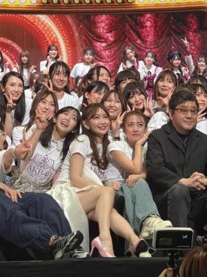 Minami Minegishi Instagram - え...ちょっと待って...もう1週間経ちました!?!?
みんながサクッとSNSを投稿して華麗に自分の生活に戻っていく中、まだ夢と現実の狭間をボーッとしながら子育てをしている今日この頃。身体に残る疲労感だけが、確かに私はあのステージに立っていたことを証明しています...
改めましてAKB48 20周年記念コンサート
『あの頃、青春でした。これから青春です。』
出演させていただきました。
今回のコンサートの演出や紅白歌合戦出場の報道で、ある意味ありがたい誤解をしている方もいるかもしれないのですが私は“神”じゃないし“レジェンド”と呼ばれていいメンバーでもない、しがない一期生です。
不屈の精神で長く続けたことだけが取り柄の私が、今回晴れの舞台に呼んでいただき沢山の曲を現役メンバーとパフォーマンスさせてもらえて本当に嬉しかったです。
在籍中は自分のキャラクターやポジションなどをネガティブに捉えて、思うようにアイドルをできていない自分がいました。自分のことを応援してくれているファンの皆さんには何度も悔しい思いやもどかしい思いをさせてしまったなという後悔がずっとありました。卒業してからAKB48の現役メンバーを見て「私もあんな風にアイドルに全力で取り組みたかったな」と思う瞬間もあったりして...まさかまたそんなチャンスがもらえるなんて思ってもいませんでした。
現役メンバーのみんな、あの時の後悔を脱ぎ捨てて全力でアイドルをやる機会を、そして何より帰ってこれる場所を守ってくれて本当にありがとう。
そんな思いでとにかく全力で楽しんだ姿が、少しでも何か刺激になっていたら嬉しいです。
どうにかこうにか少しでも前のポジションにいけないかと思い悩んだことも、諦めて自分らしさを探ったことも、全部まとめて最高の青春です!!!!
これからもいつでも青春に戻れる“AKB48”という場所が愛されながら存在し続けますように...
AKB48、20周年おめでとうございました🌸
これまで関わってくれた全ての方にありがとうございました☺️🌸✨