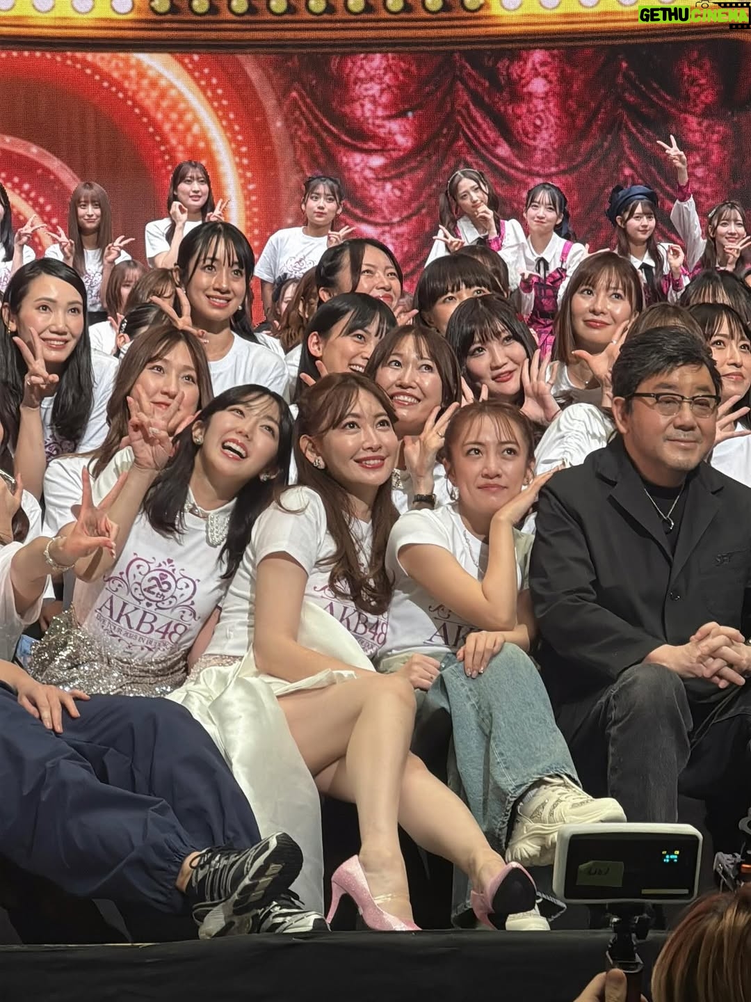 Minami Minegishi - 78.7K Likes - え...ちょっと待って...もう1週間経ちました！？！？
みんながサクッとSNSを投稿して華麗に自分の生活に戻っていく中、まだ夢と現実の狭間をボーッとしながら子育てをしている今日この頃。身体に残る疲労感だけが、確かに私はあのステージに立っていたことを証明しています...

改めましてAKB48 20周年記念コンサート
『あの頃、青春でした。これから青春です。』
出演させていただきました。

今回のコンサートの演出や紅白歌合戦出場の報道で、ある意味ありがたい誤解をしている方もいるかもしれないのですが私は“神”じゃないし“レジェンド”と呼ばれていいメンバーでもない、しがない一期生です。
不屈の精神で長く続けたことだけが取り柄の私が、今回晴れの舞台に呼んでいただき沢山の曲を現役メンバーとパフォーマンスさせてもらえて本当に嬉しかったです。
在籍中は自分のキャラクターやポジションなどをネガティブに捉えて、思うようにアイドルをできていない自分がいました。自分のことを応援してくれているファンの皆さんには何度も悔しい思いやもどかしい思いをさせてしまったなという後悔がずっとありました。卒業してからAKB48の現役メンバーを見て「私もあんな風にアイドルに全力で取り組みたかったな」と思う瞬間もあったりして...まさかまたそんなチャンスがもらえるなんて思ってもいませんでした。
現役メンバーのみんな、あの時の後悔を脱ぎ捨てて全力でアイドルをやる機会を、そして何より帰ってこれる場所を守ってくれて本当にありがとう。
そんな思いでとにかく全力で楽しんだ姿が、少しでも何か刺激になっていたら嬉しいです。

どうにかこうにか少しでも前のポジションにいけないかと思い悩んだことも、諦めて自分らしさを探ったことも、全部まとめて最高の青春です！！！！
これからもいつでも青春に戻れる“AKB48”という場所が愛されながら存在し続けますように...

AKB48、20周年おめでとうございました🌸
これまで関わってくれた全ての方にありがとうございました☺️🌸✨