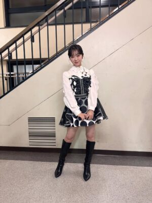 Minami Minegishi Instagram - え...ちょっと待って...もう1週間経ちました!?!?
みんながサクッとSNSを投稿して華麗に自分の生活に戻っていく中、まだ夢と現実の狭間をボーッとしながら子育てをしている今日この頃。身体に残る疲労感だけが、確かに私はあのステージに立っていたことを証明しています...
改めましてAKB48 20周年記念コンサート
『あの頃、青春でした。これから青春です。』
出演させていただきました。
今回のコンサートの演出や紅白歌合戦出場の報道で、ある意味ありがたい誤解をしている方もいるかもしれないのですが私は“神”じゃないし“レジェンド”と呼ばれていいメンバーでもない、しがない一期生です。
不屈の精神で長く続けたことだけが取り柄の私が、今回晴れの舞台に呼んでいただき沢山の曲を現役メンバーとパフォーマンスさせてもらえて本当に嬉しかったです。
在籍中は自分のキャラクターやポジションなどをネガティブに捉えて、思うようにアイドルをできていない自分がいました。自分のことを応援してくれているファンの皆さんには何度も悔しい思いやもどかしい思いをさせてしまったなという後悔がずっとありました。卒業してからAKB48の現役メンバーを見て「私もあんな風にアイドルに全力で取り組みたかったな」と思う瞬間もあったりして...まさかまたそんなチャンスがもらえるなんて思ってもいませんでした。
現役メンバーのみんな、あの時の後悔を脱ぎ捨てて全力でアイドルをやる機会を、そして何より帰ってこれる場所を守ってくれて本当にありがとう。
そんな思いでとにかく全力で楽しんだ姿が、少しでも何か刺激になっていたら嬉しいです。
どうにかこうにか少しでも前のポジションにいけないかと思い悩んだことも、諦めて自分らしさを探ったことも、全部まとめて最高の青春です!!!!
これからもいつでも青春に戻れる“AKB48”という場所が愛されながら存在し続けますように...
AKB48、20周年おめでとうございました🌸
これまで関わってくれた全ての方にありがとうございました☺️🌸✨