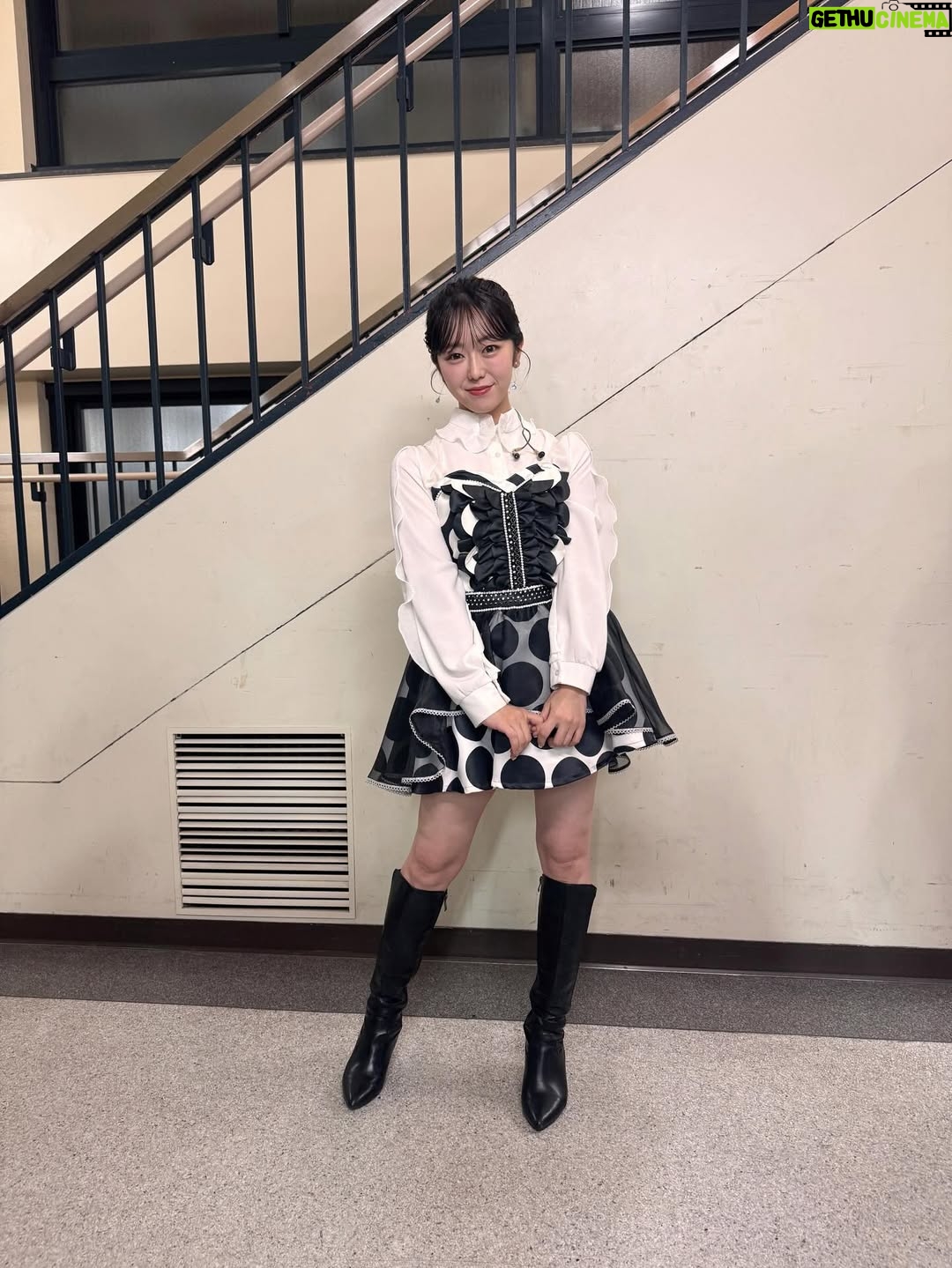Minami Minegishi - 78.7K Likes - え...ちょっと待って...もう1週間経ちました！？！？
みんながサクッとSNSを投稿して華麗に自分の生活に戻っていく中、まだ夢と現実の狭間をボーッとしながら子育てをしている今日この頃。身体に残る疲労感だけが、確かに私はあのステージに立っていたことを証明しています...

改めましてAKB48 20周年記念コンサート
『あの頃、青春でした。これから青春です。』
出演させていただきました。

今回のコンサートの演出や紅白歌合戦出場の報道で、ある意味ありがたい誤解をしている方もいるかもしれないのですが私は“神”じゃないし“レジェンド”と呼ばれていいメンバーでもない、しがない一期生です。
不屈の精神で長く続けたことだけが取り柄の私が、今回晴れの舞台に呼んでいただき沢山の曲を現役メンバーとパフォーマンスさせてもらえて本当に嬉しかったです。
在籍中は自分のキャラクターやポジションなどをネガティブに捉えて、思うようにアイドルをできていない自分がいました。自分のことを応援してくれているファンの皆さんには何度も悔しい思いやもどかしい思いをさせてしまったなという後悔がずっとありました。卒業してからAKB48の現役メンバーを見て「私もあんな風にアイドルに全力で取り組みたかったな」と思う瞬間もあったりして...まさかまたそんなチャンスがもらえるなんて思ってもいませんでした。
現役メンバーのみんな、あの時の後悔を脱ぎ捨てて全力でアイドルをやる機会を、そして何より帰ってこれる場所を守ってくれて本当にありがとう。
そんな思いでとにかく全力で楽しんだ姿が、少しでも何か刺激になっていたら嬉しいです。

どうにかこうにか少しでも前のポジションにいけないかと思い悩んだことも、諦めて自分らしさを探ったことも、全部まとめて最高の青春です！！！！
これからもいつでも青春に戻れる“AKB48”という場所が愛されながら存在し続けますように...

AKB48、20周年おめでとうございました🌸
これまで関わってくれた全ての方にありがとうございました☺️🌸✨
