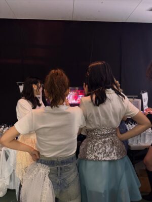 Minami Minegishi Instagram - え...ちょっと待って...もう1週間経ちました!?!?
みんながサクッとSNSを投稿して華麗に自分の生活に戻っていく中、まだ夢と現実の狭間をボーッとしながら子育てをしている今日この頃。身体に残る疲労感だけが、確かに私はあのステージに立っていたことを証明しています...
改めましてAKB48 20周年記念コンサート
『あの頃、青春でした。これから青春です。』
出演させていただきました。
今回のコンサートの演出や紅白歌合戦出場の報道で、ある意味ありがたい誤解をしている方もいるかもしれないのですが私は“神”じゃないし“レジェンド”と呼ばれていいメンバーでもない、しがない一期生です。
不屈の精神で長く続けたことだけが取り柄の私が、今回晴れの舞台に呼んでいただき沢山の曲を現役メンバーとパフォーマンスさせてもらえて本当に嬉しかったです。
在籍中は自分のキャラクターやポジションなどをネガティブに捉えて、思うようにアイドルをできていない自分がいました。自分のことを応援してくれているファンの皆さんには何度も悔しい思いやもどかしい思いをさせてしまったなという後悔がずっとありました。卒業してからAKB48の現役メンバーを見て「私もあんな風にアイドルに全力で取り組みたかったな」と思う瞬間もあったりして...まさかまたそんなチャンスがもらえるなんて思ってもいませんでした。
現役メンバーのみんな、あの時の後悔を脱ぎ捨てて全力でアイドルをやる機会を、そして何より帰ってこれる場所を守ってくれて本当にありがとう。
そんな思いでとにかく全力で楽しんだ姿が、少しでも何か刺激になっていたら嬉しいです。
どうにかこうにか少しでも前のポジションにいけないかと思い悩んだことも、諦めて自分らしさを探ったことも、全部まとめて最高の青春です!!!!
これからもいつでも青春に戻れる“AKB48”という場所が愛されながら存在し続けますように...
AKB48、20周年おめでとうございました🌸
これまで関わってくれた全ての方にありがとうございました☺️🌸✨