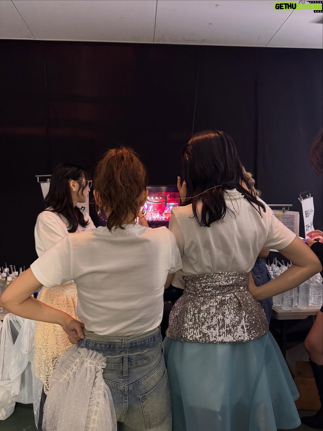 Minami Minegishi - 78.7K Likes - え...ちょっと待って...もう1週間経ちました！？！？
みんながサクッとSNSを投稿して華麗に自分の生活に戻っていく中、まだ夢と現実の狭間をボーッとしながら子育てをしている今日この頃。身体に残る疲労感だけが、確かに私はあのステージに立っていたことを証明しています...

改めましてAKB48 20周年記念コンサート
『あの頃、青春でした。これから青春です。』
出演させていただきました。

今回のコンサートの演出や紅白歌合戦出場の報道で、ある意味ありがたい誤解をしている方もいるかもしれないのですが私は“神”じゃないし“レジェンド”と呼ばれていいメンバーでもない、しがない一期生です。
不屈の精神で長く続けたことだけが取り柄の私が、今回晴れの舞台に呼んでいただき沢山の曲を現役メンバーとパフォーマンスさせてもらえて本当に嬉しかったです。
在籍中は自分のキャラクターやポジションなどをネガティブに捉えて、思うようにアイドルをできていない自分がいました。自分のことを応援してくれているファンの皆さんには何度も悔しい思いやもどかしい思いをさせてしまったなという後悔がずっとありました。卒業してからAKB48の現役メンバーを見て「私もあんな風にアイドルに全力で取り組みたかったな」と思う瞬間もあったりして...まさかまたそんなチャンスがもらえるなんて思ってもいませんでした。
現役メンバーのみんな、あの時の後悔を脱ぎ捨てて全力でアイドルをやる機会を、そして何より帰ってこれる場所を守ってくれて本当にありがとう。
そんな思いでとにかく全力で楽しんだ姿が、少しでも何か刺激になっていたら嬉しいです。

どうにかこうにか少しでも前のポジションにいけないかと思い悩んだことも、諦めて自分らしさを探ったことも、全部まとめて最高の青春です！！！！
これからもいつでも青春に戻れる“AKB48”という場所が愛されながら存在し続けますように...

AKB48、20周年おめでとうございました🌸
これまで関わってくれた全ての方にありがとうございました☺️🌸✨