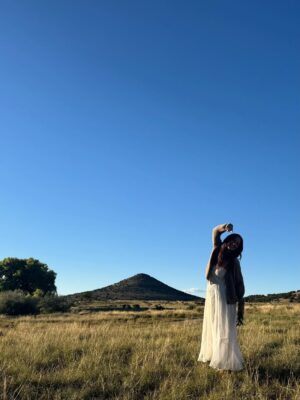 Minka Kelly Instagram - Mostly work and some play.
Enchanted by the land of enchantment 🍂