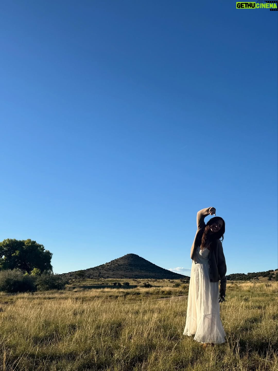 Minka Kelly - 67K Likes - Mostly work and some play.
Enchanted by the land of enchantment 🍂
