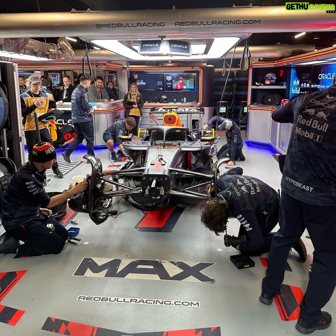 Minnie Mills - 202.6K Likes - My first F1, and one I won’t soon forget!! Thank you so much @tagheuer for showing us a great time :) 

📸: @colexcurtis