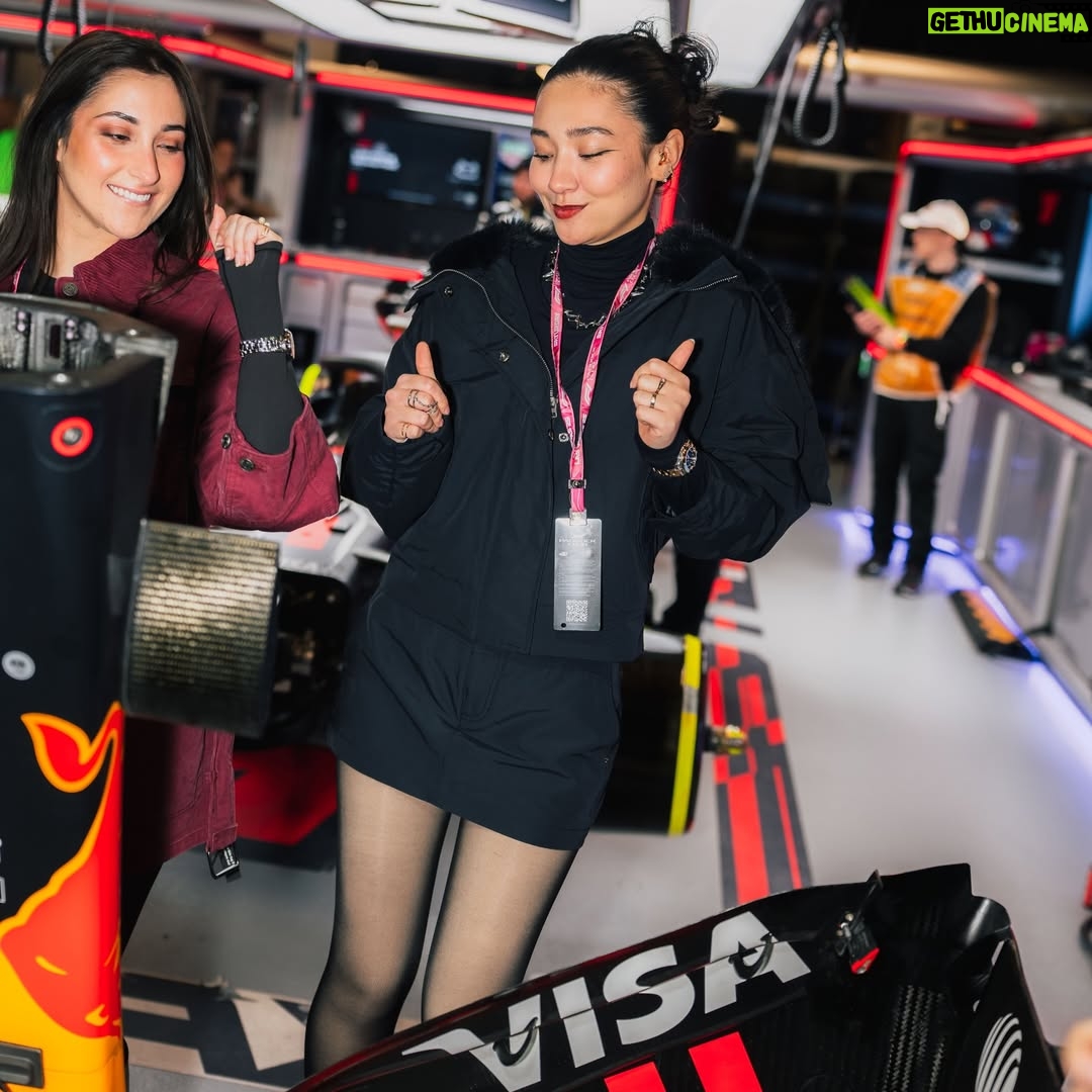 Minnie Mills - 202.6K Likes - My first F1, and one I won’t soon forget!! Thank you so much @tagheuer for showing us a great time :) 

📸: @colexcurtis