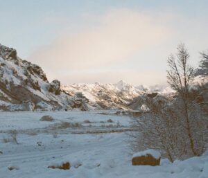 Minnie Mills Instagram - Galavanting around Iceland was the experience of a lifetime! @uniqlousa showed me a great time and kept us nice and warm in the cold with their HEATTECH Cashmere :)
#UNIQLOPartner