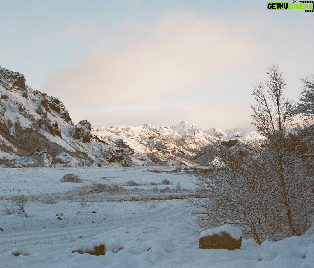 Minnie Mills - 139K Likes - Galavanting around Iceland was the experience of a lifetime! @uniqlousa showed me a great time and kept us nice and warm in the cold with their HEATTECH Cashmere :)
#UNIQLOPartner
