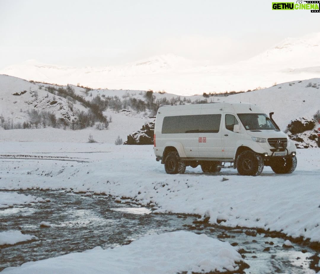 Minnie Mills - 139K Likes - Galavanting around Iceland was the experience of a lifetime! @uniqlousa showed me a great time and kept us nice and warm in the cold with their HEATTECH Cashmere :)
#UNIQLOPartner