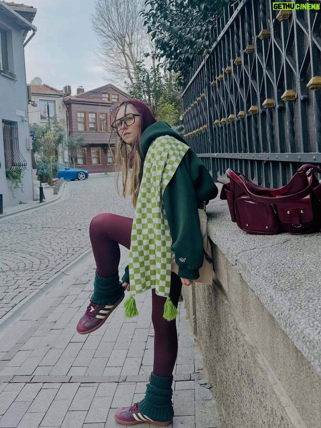 Miray Akay - 7.2K Likes - Bu da benim tasarımım 🥽