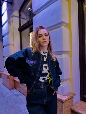 Miray Akay Instagram - 10th day in Russia

- Сколько стоит ваш look ? 

 У меня нету лука, у меня вот помидоры и огурьцы 🫠