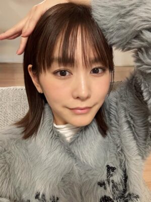 Mirei Kiritani Instagram - 2025年もありがとうございました🥹🤍
我が家の2025年ハイライトは、こまちを迎えた事🐩
ぱっちゃんにとってはおてんばbabyがきてうるさくて大変かもだけど、、来年は少しずつ仲良くなってくれることを信じて。
それにしても怒涛のように過ぎて行った1年。
いろんな写真載せたかったんだけど、こどもの写真ばかりで載せられるようなものが全然なかった！笑
2026年は、もう少し写真をちゃんと撮る！目標😌
みなさま、良いお年を…♡