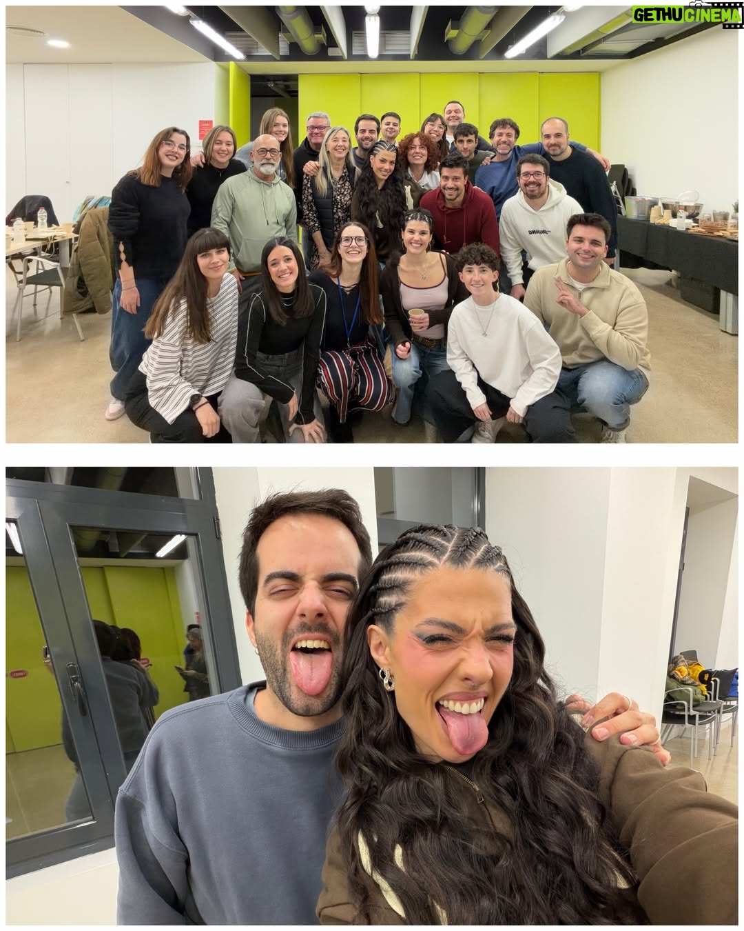 Miriam Rodríguez - 45.3K Likes - Cuando llegué a Barcelona para empezar Conexión OT, sabía que me enfrentaba a uno de los mayores retos de mi vida, personal y profesionalmente. Volver a esta casa después de 8 años… volver siendo otra, pero con la misma niña que llegó a cumplir su sueño dentro. Y, sin darme cuenta, reconciliarme con aquella Miriam concursante que un día fui. 65 programas en directo. Muchas dudas y mucha responsabilidad. Después de un año muy duro que estaba deseando dejar atrás con mirada poco conciliadora, este inicio de 2026 me recordó que, incluso cuando no somos capaces de ver más allá, la vida siempre sorprende y te enseña que aún quedan capítulos bonitos por escribir. Esta experiencia ha sido abrazo, ha sido espejo, ha sido recordar por qué empecé, por qué sigo y por qué, incluso cuando todo se vuelve oscuro, nunca hay que dejar de creer.
Un formato sin precedentes dentro de un programa que ha marcado a tantas generaciones y el reto de convertir un pequeño y acogedor plató en la academia en un lugar seguro. Un espacio para ser, compartir, equivocarse, reír, llorar y desahogarse. Y eso es, al final, lo más grande que puede tener la televisión: verdad y corazón. De esto, hemos aprendido todos. ❤️‍🩹 Gracias a este equipo inmenso que me ha acompañado durante estos tres meses, por cuidarme y sostenerme cuando el agotamiento, de vez en cuando, a todos nos pesaba.
A todo mi equipo y equipo ConexiónOT @paunadeu , @mariaplateromakeup @gestmusic al completo❤️‍🩹(academia y galas) @tinet_rubira @veronikapareja y @primevideoes e @ing_espana por confiar en mí, a @noegalera y a todxs lxs profes, al jurado maravilloso, a @chenoa 🤍 y al pedazo de público que nos ha arropado semana tras semana. Leeros cada día ha sido un regalo ⭐️
Y gracias, especialmente, a las 18 personas que han formado parte de esta edición 🫂 Por vuestro respeto, vuestro talento y por permitirme ser reflejo de lo que un día fui… y de lo que siempre se puede volver a ser. Sin saberlo, también habéis sido mi terapia ❤️‍🩹 Dejo atrás esta experiencia con el corazón lleno, con gratitud infinita y con la certeza de que hay lugares que nunca se olvidan… porque nunca se van del todo. Os quiero ❤️‍🩹
MR 💌