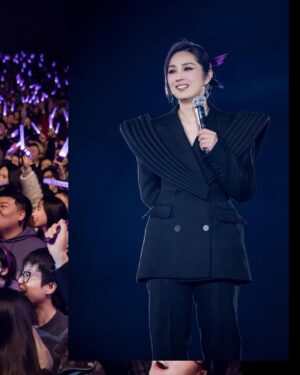 Miriam Yeung Chin-Wah Instagram - .
不知從何說起🥳
感恩、感激、感謝
祝福所有朋友平安喜樂
身體健康
新的一年重新出發
繼Live MY Life🍾
#可惜我是水瓶座
#LiveMYLIVEWorldTour2026