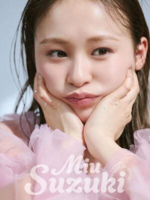 Miu Suzuki Instagram - この度、卓上カレンダーの発売が決定しました☺️
2026年4月〜の春はじまり📅

自分で言うのはなんですが！！
とーっても素敵な仕上がり😙

素晴らしいスタッフの皆様にご協力いただき、衣装、ヘアメイク、構成などたくさんこだわりました🙏

私と一緒に遠出をしているようなコンセプトで作ったので、色々な表情が見られると思います🌱

そして4/12(日)には渋谷HMVにてお渡し会もあります🙌

この1年ほど、というか遡るともう何年も前から対面イベントがやりたいと思っていたので、皆さんにお会い出来るのが嬉しい…！

楽しみだなぁって今から考えちゃうくらいに、すっごく楽しみ✌︎

アスマートでご購入いただいた方には、サイン入りカレンダーが特典となります！

今日から販売開始です！

春からの皆さんの生活にご一緒出来ると嬉しいです🌸
是非よろしくお願いします☺️🫶