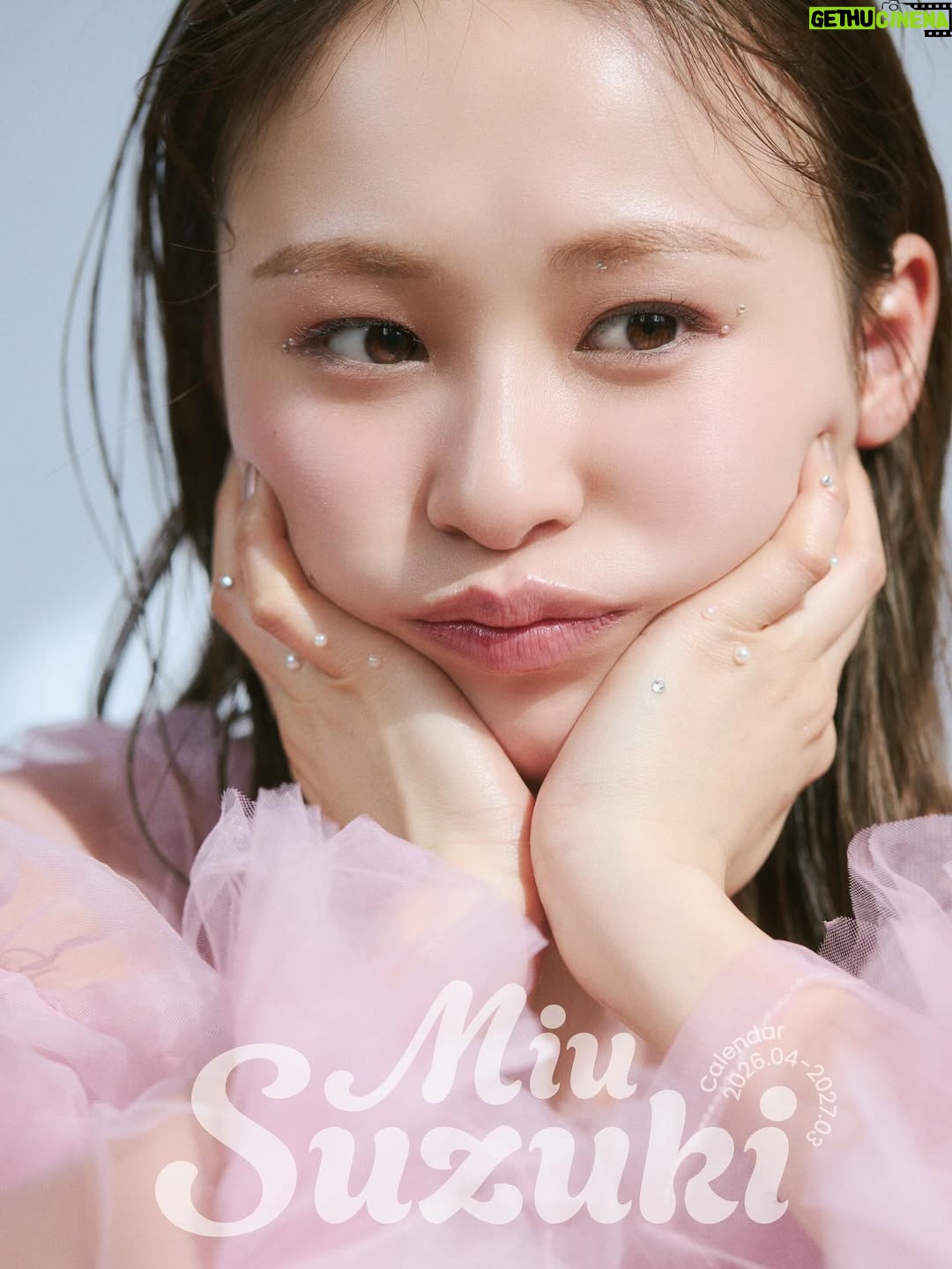 Miu Suzuki - 2.8K Likes - この度、卓上カレンダーの発売が決定しました☺️
2026年4月〜の春はじまり📅

自分で言うのはなんですが！！
とーっても素敵な仕上がり😙

素晴らしいスタッフの皆様にご協力いただき、衣装、ヘアメイク、構成などたくさんこだわりました🙏

私と一緒に遠出をしているようなコンセプトで作ったので、色々な表情が見られると思います🌱

そして4/12(日)には渋谷HMVにてお渡し会もあります🙌

この1年ほど、というか遡るともう何年も前から対面イベントがやりたいと思っていたので、皆さんにお会い出来るのが嬉しい…！

楽しみだなぁって今から考えちゃうくらいに、すっごく楽しみ✌︎

アスマートでご購入いただいた方には、サイン入りカレンダーが特典となります！

今日から販売開始です！

春からの皆さんの生活にご一緒出来ると嬉しいです🌸
是非よろしくお願いします☺️🫶