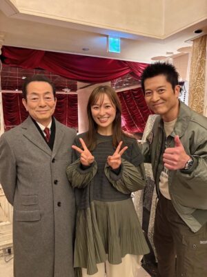 Miu Suzuki Instagram - 相棒 season24 第14話
ありがとうございました！

とても勉強になる役どころでした！
新しい一面がお見せ出来ていたら嬉しいです😌

そしてなんと、水谷豊さん、寺脇康文さんと
贅沢すぎるお写真撮っていただきました😭✨

お二人にお会いした瞬間、頑張って顔には出さないようにしましたが「右京さんと薫さんだ…！テレビから飛び出してきたみたい！」とテンションが上がってしまいました笑

御二方とも本当に素敵なお人柄で！！！
水谷さんはカットがかかる度に「☺️👍」と優しい笑顔でしてくださり、
寺脇さんは撮影している中で「ここの小道具、多分スタッフさんに固定してもらった方が演じやすいよね？」と、他には誰も気がつかないような細かな配慮で、しかもそれをスタッフさんに伝えてくださって😭

御二方の優しさに、本当に胸がいっぱいになりました…！

もしまだご覧になっていない方は
TVerでご覧ください！

 #相棒 #相棒24