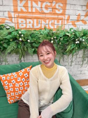Miu Suzuki Instagram - 久しぶりにおだんごヘア🍡
明日のブランチはbookコーナーにて
又吉さんの最新作「生きとるわ」のインタビューを担当しました!スタジオにもいるよ👯
そして!明日お知らせがあるよー!!!!
19:00〜のインスタライブで発表するので是非☝️