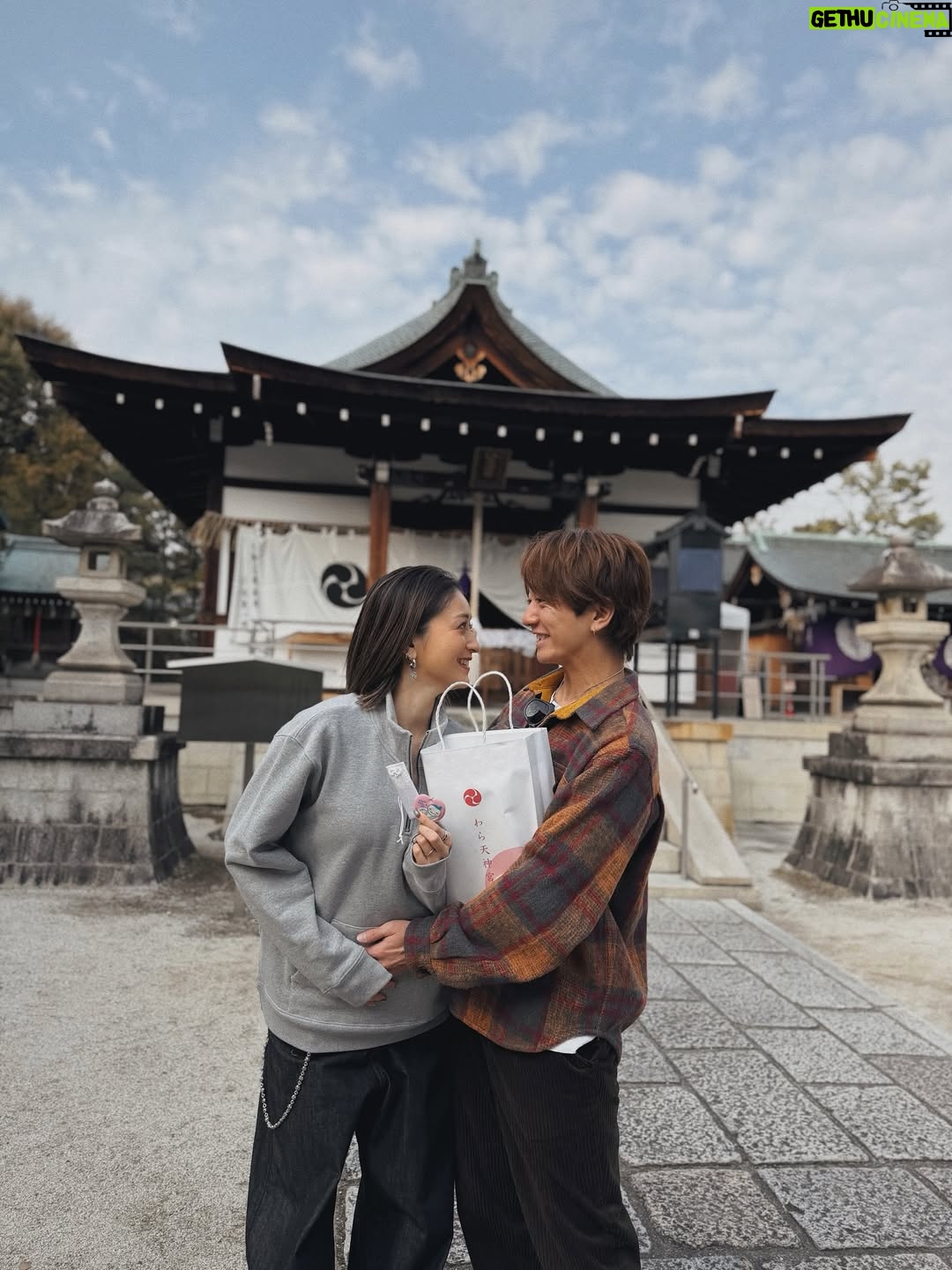 Miyū Ikeda - 867.7K Likes - 私事ではございますが、この度、
新しい小さな命を授かりました！

こんなに顔がそっくりな私たちのもとに生まれてくる子は、どんな子になるのだろうと想像するだけで、毎日が楽しみで待ち遠しいです。

現在は食欲も元気もモリモリで、体型の変化などに戸惑うこともありますが、少しずつ大きくなっていくお腹も、今しかできない貴重な経験として愛おしく感じています。

無事に生まれてきてくれることを願い、これからはより一層、身体を大切にしながら過ごしていきたいと思います🪽

仕事に関しましては、無理のない範囲で働けるだけ働かせていただく予定です！
今後とも温かく見守ってください！

2026年2月5日 池田美優