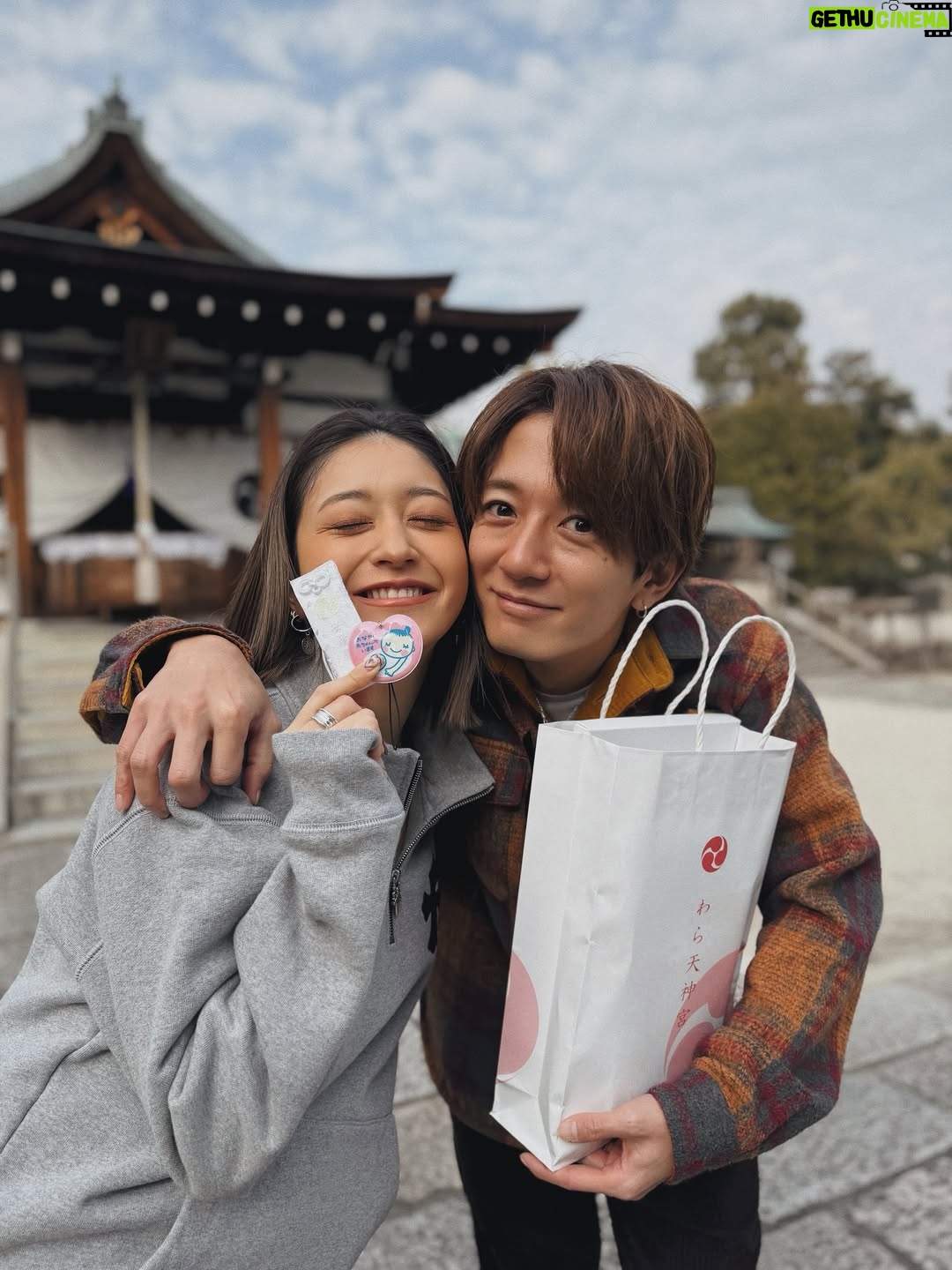 Miyū Ikeda - 867.7K Likes - 私事ではございますが、この度、
新しい小さな命を授かりました！

こんなに顔がそっくりな私たちのもとに生まれてくる子は、どんな子になるのだろうと想像するだけで、毎日が楽しみで待ち遠しいです。

現在は食欲も元気もモリモリで、体型の変化などに戸惑うこともありますが、少しずつ大きくなっていくお腹も、今しかできない貴重な経験として愛おしく感じています。

無事に生まれてきてくれることを願い、これからはより一層、身体を大切にしながら過ごしていきたいと思います🪽

仕事に関しましては、無理のない範囲で働けるだけ働かせていただく予定です！
今後とも温かく見守ってください！

2026年2月5日 池田美優