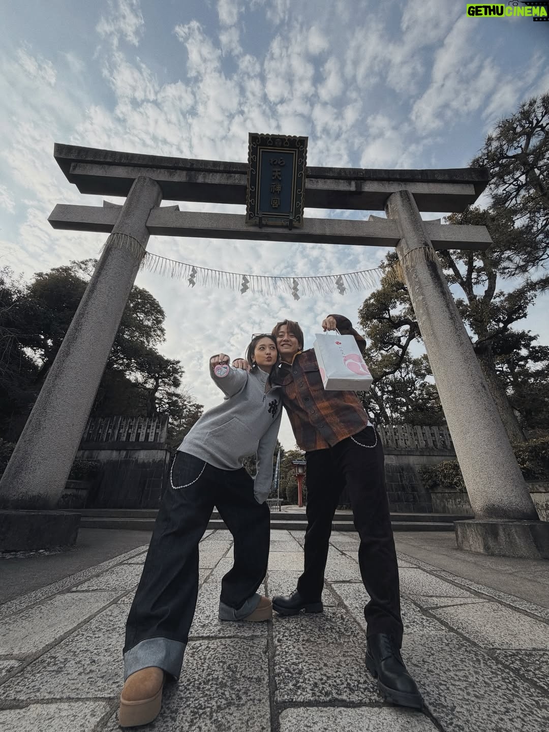 Miyū Ikeda - 867.7K Likes - 私事ではございますが、この度、
新しい小さな命を授かりました！

こんなに顔がそっくりな私たちのもとに生まれてくる子は、どんな子になるのだろうと想像するだけで、毎日が楽しみで待ち遠しいです。

現在は食欲も元気もモリモリで、体型の変化などに戸惑うこともありますが、少しずつ大きくなっていくお腹も、今しかできない貴重な経験として愛おしく感じています。

無事に生まれてきてくれることを願い、これからはより一層、身体を大切にしながら過ごしていきたいと思います🪽

仕事に関しましては、無理のない範囲で働けるだけ働かせていただく予定です！
今後とも温かく見守ってください！

2026年2月5日 池田美優
